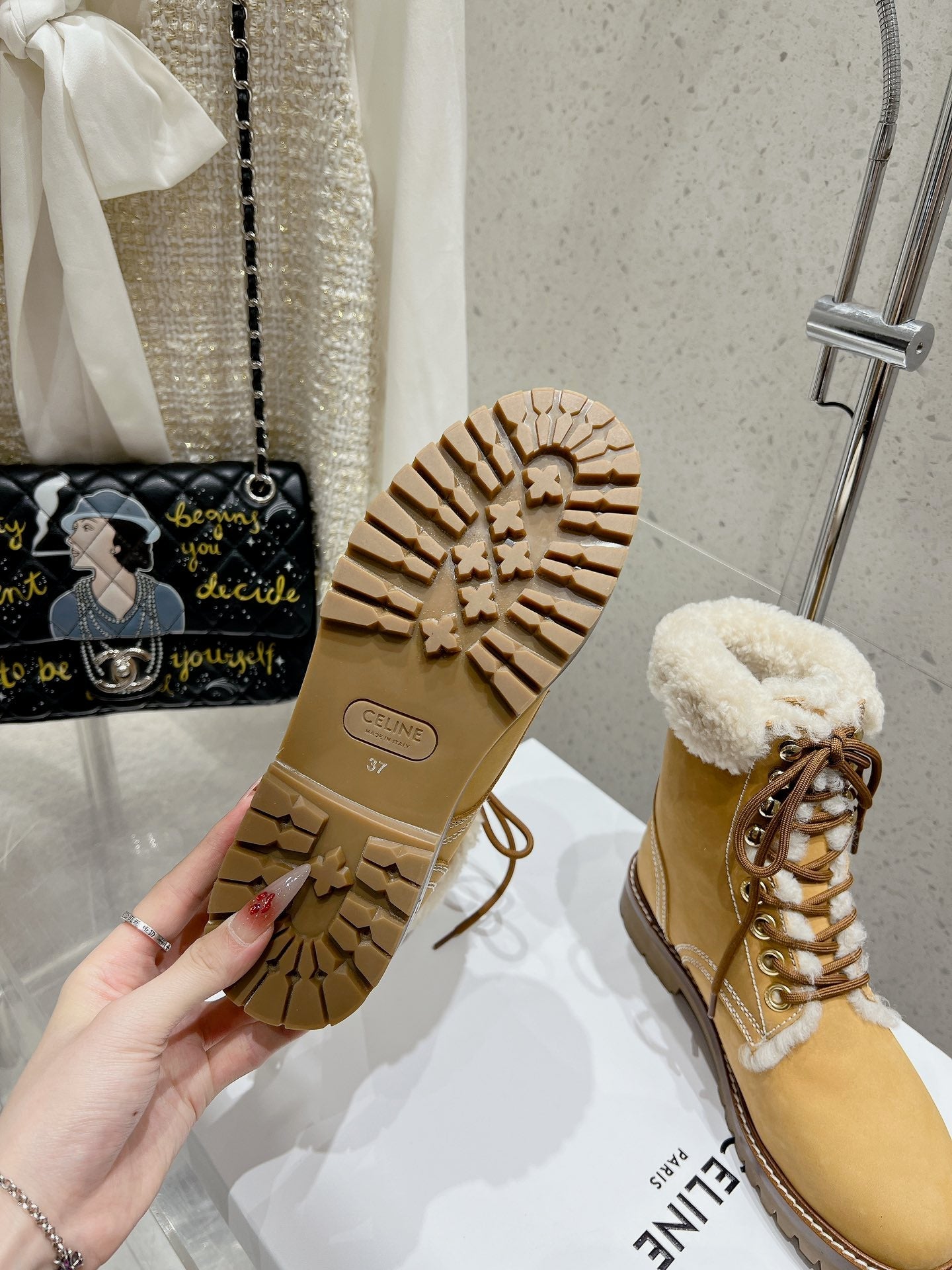 MARTIN BOOT IN PEANUT BROWN SUEDE AND WHITE FLEECE