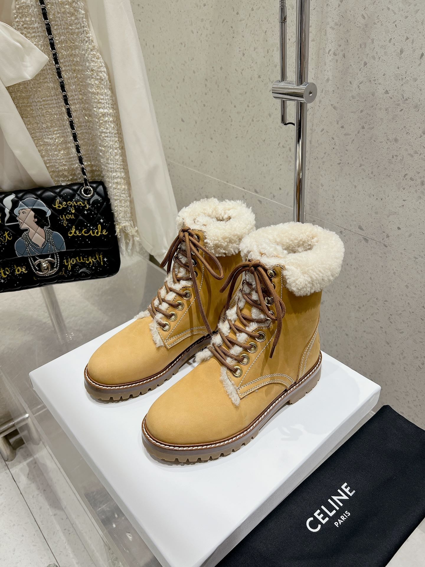 MARTIN BOOT IN PEANUT BROWN SUEDE AND WHITE FLEECE