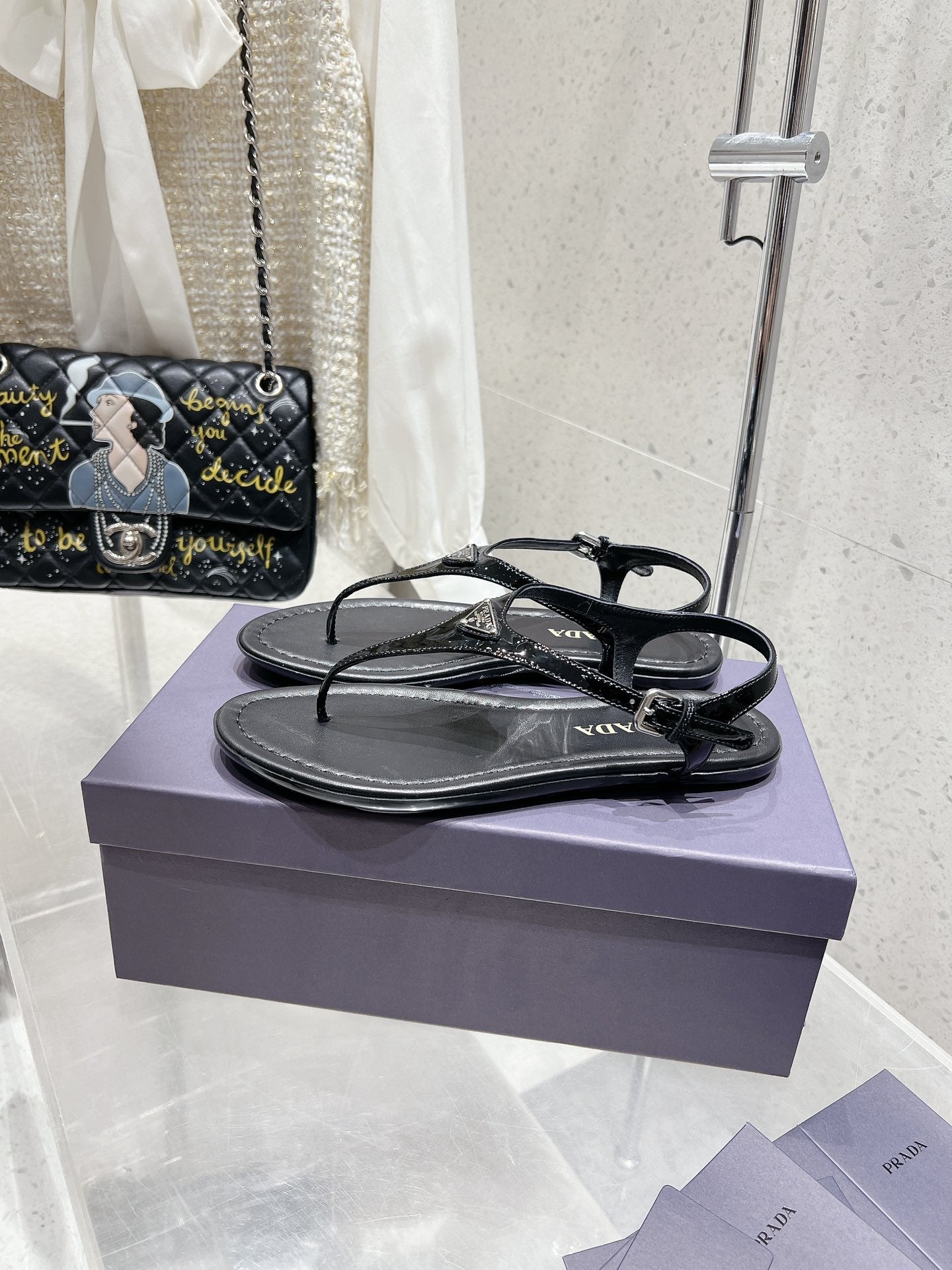 PRA PATENT LEATHER THONG SANDALS BLACK