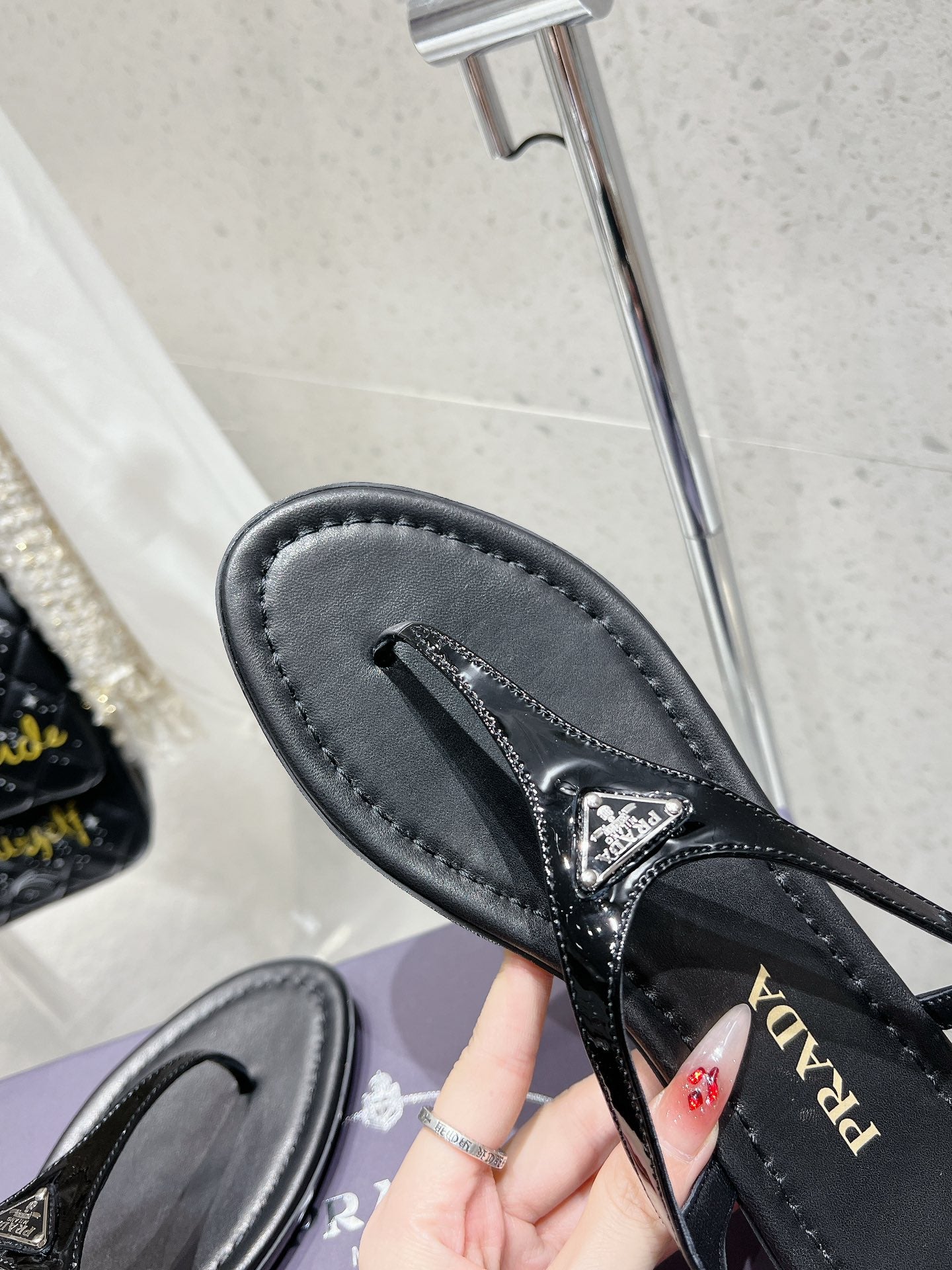 PRA PATENT LEATHER THONG SANDALS BLACK