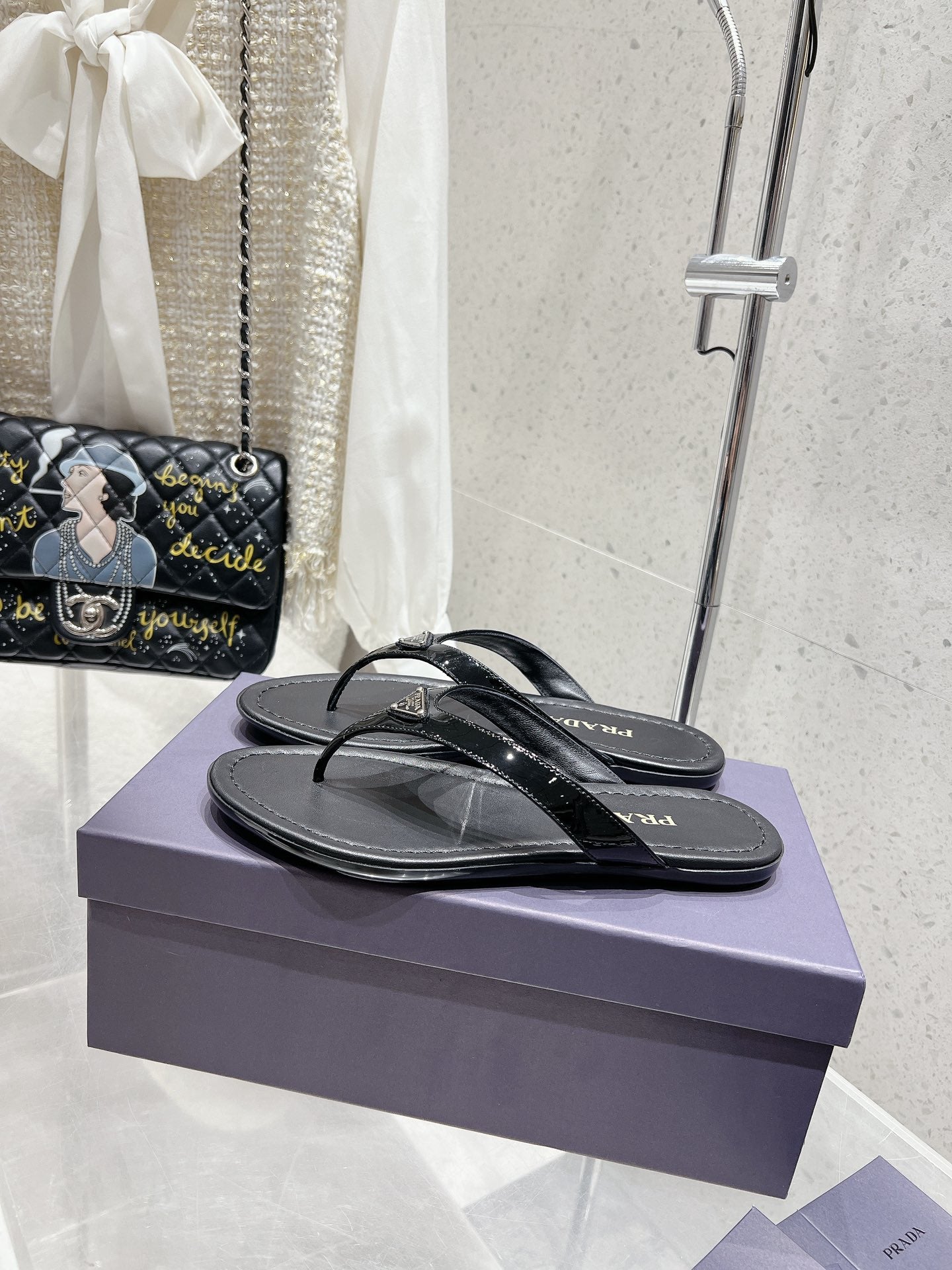 PRA PATENT LEATHER THONG SLIPPER BLACK