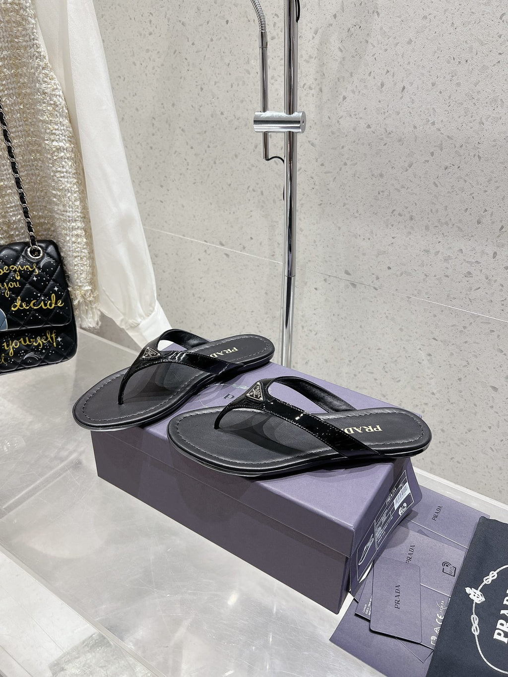 PRA PATENT LEATHER THONG SLIPPER BLACK