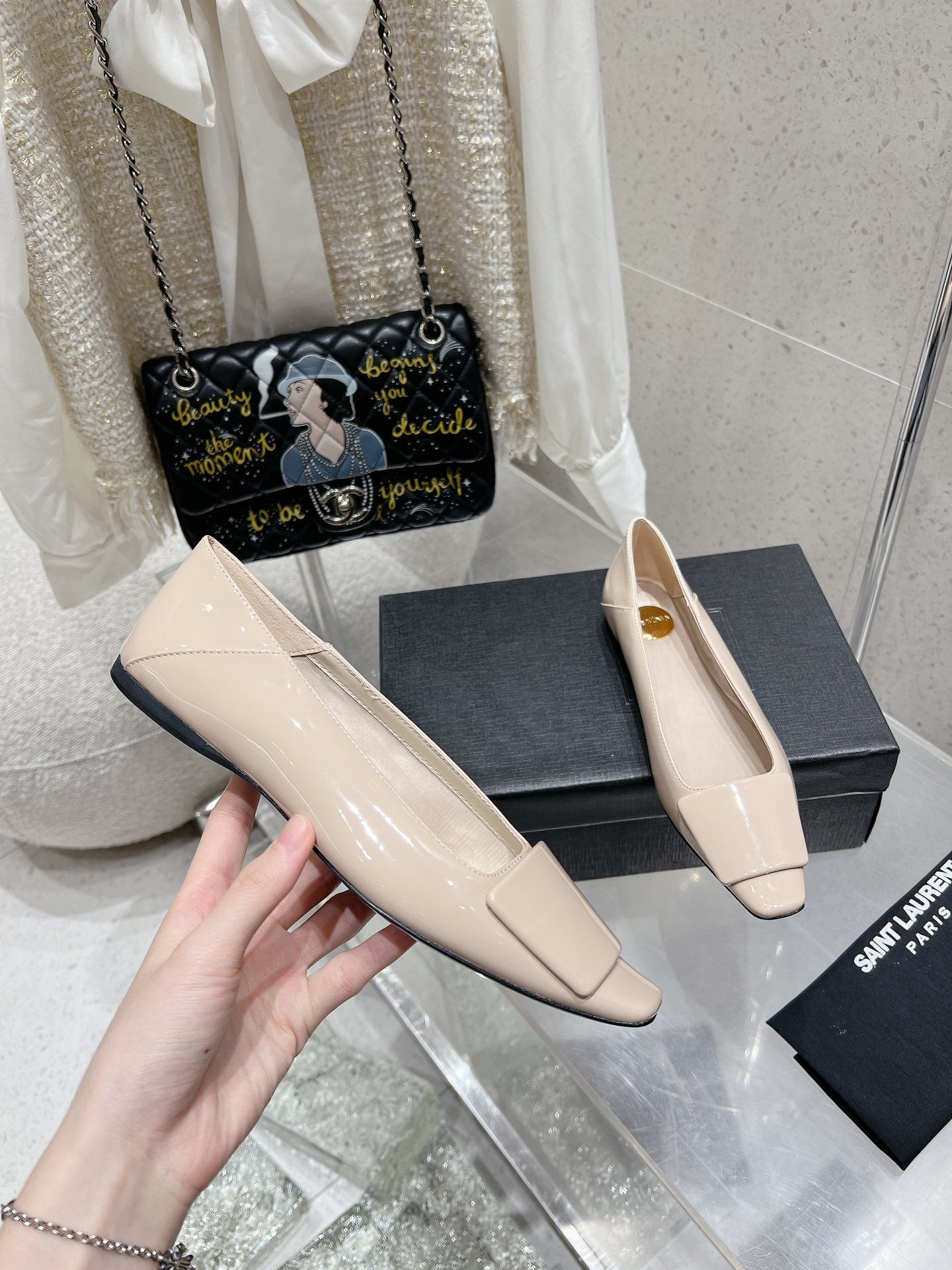 BALLERINA FLATS IN BEIGE CREAM PATENT CALFSKIN