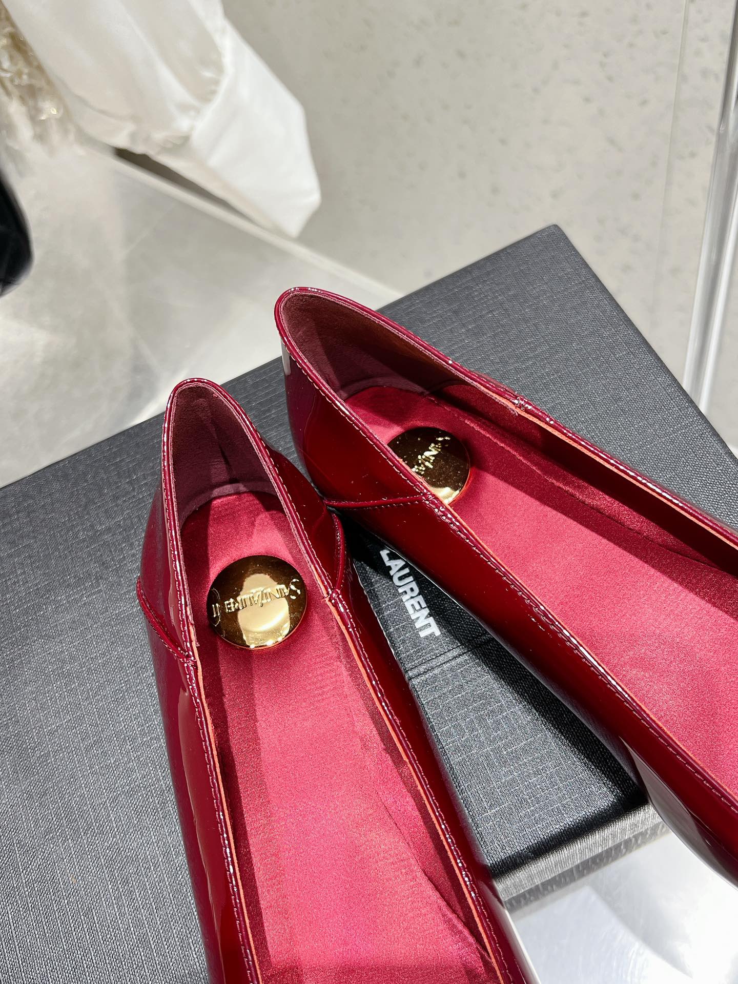 BALLERINA FLATS IN RUBY RED PATENT CALFSKIN