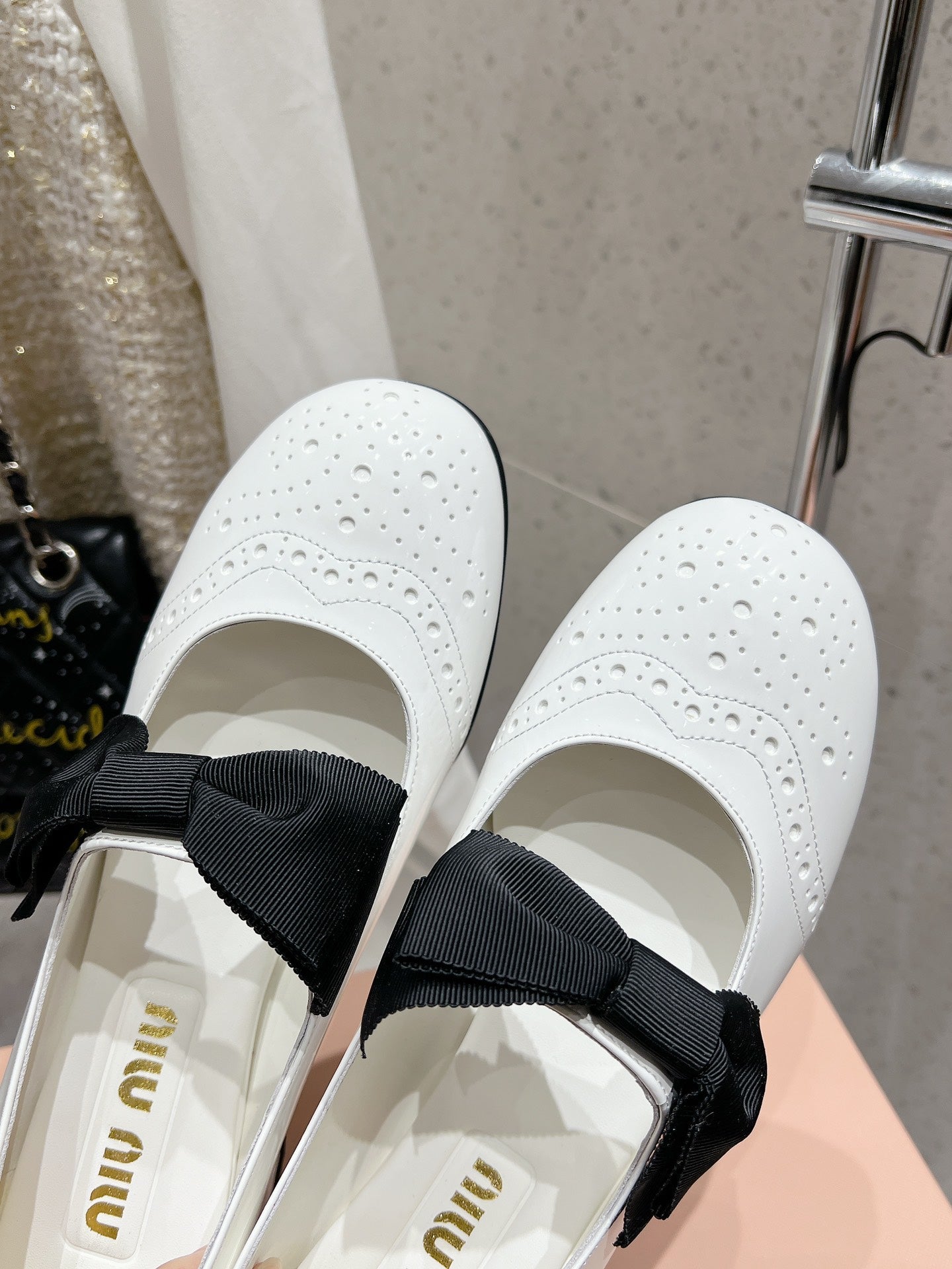 MARY JANE MID HEEL PUMPS IN WHITE PATENT LAMBSKIN WITH BOW