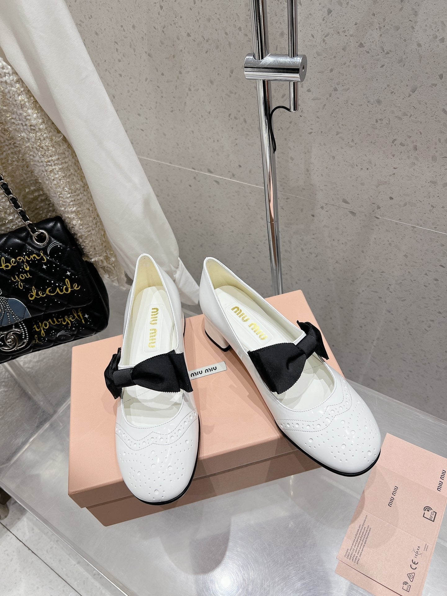 MARY JANE MID HEEL PUMPS IN WHITE PATENT LAMBSKIN WITH BOW