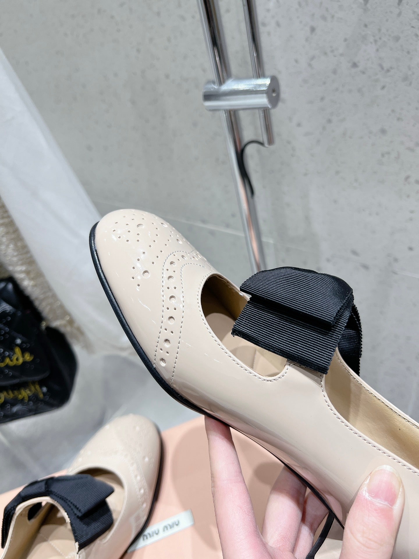 MARY JANE MID HEEL PUMPS IN BEIGE PATENT LAMBSKIN WITH BOW