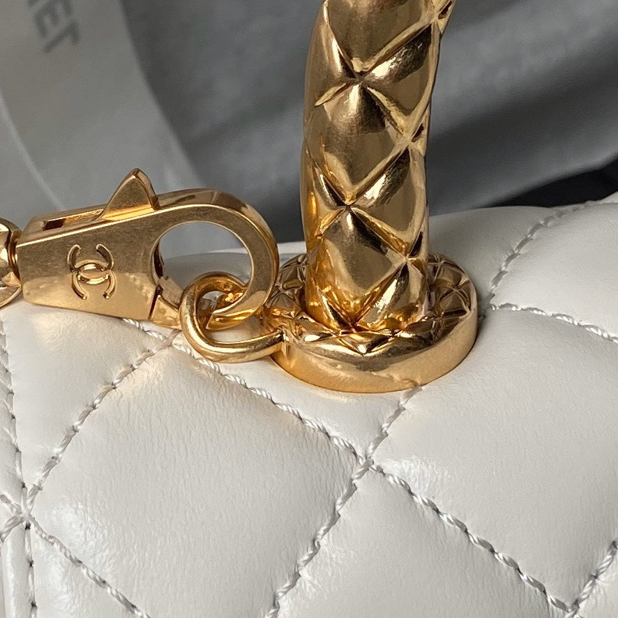 CHANEL 25S CLASSIC COCO HANDLE BAG 19 CM IN WHITE LAMBSKIN WITH GOLD HARDWARE