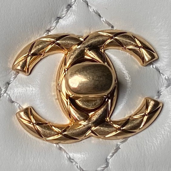 CHANEL 25S CLASSIC COCO HANDLE BAG 19 CM IN WHITE LAMBSKIN WITH GOLD HARDWARE