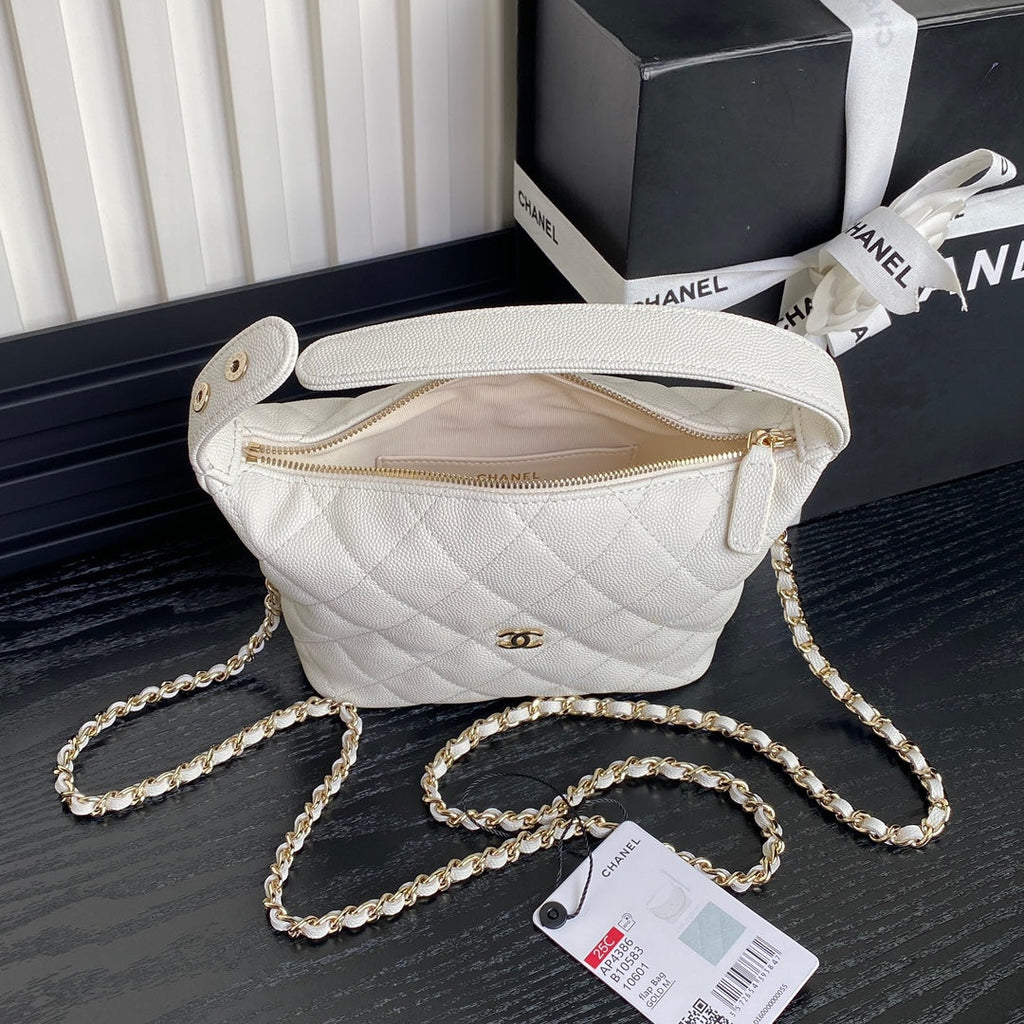 HOBO BAG 21 IN WHITE GRAINED CALFSKIN GOLD HARDWARE
