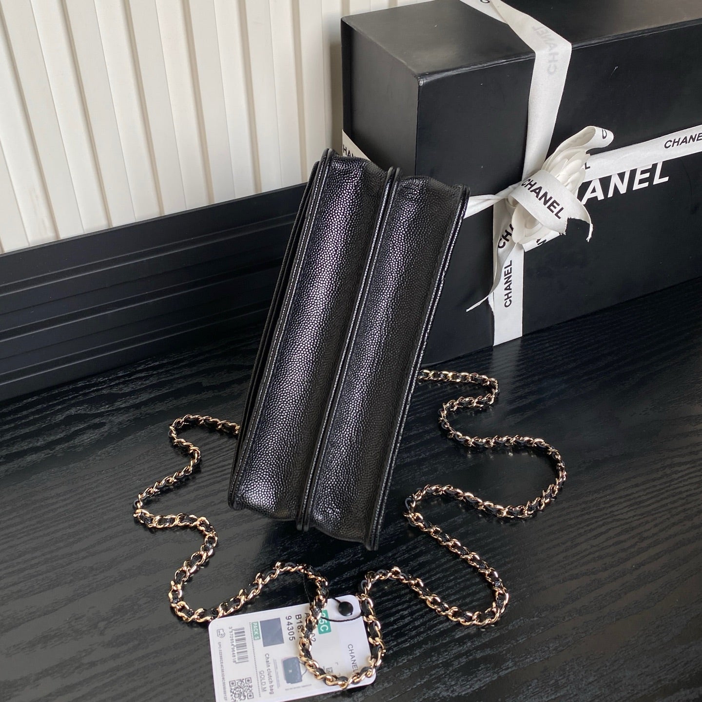 25C FLAP BAG 18 IN BLACK SHINY GRAINED CALFSKIN GOLD HARDWARE