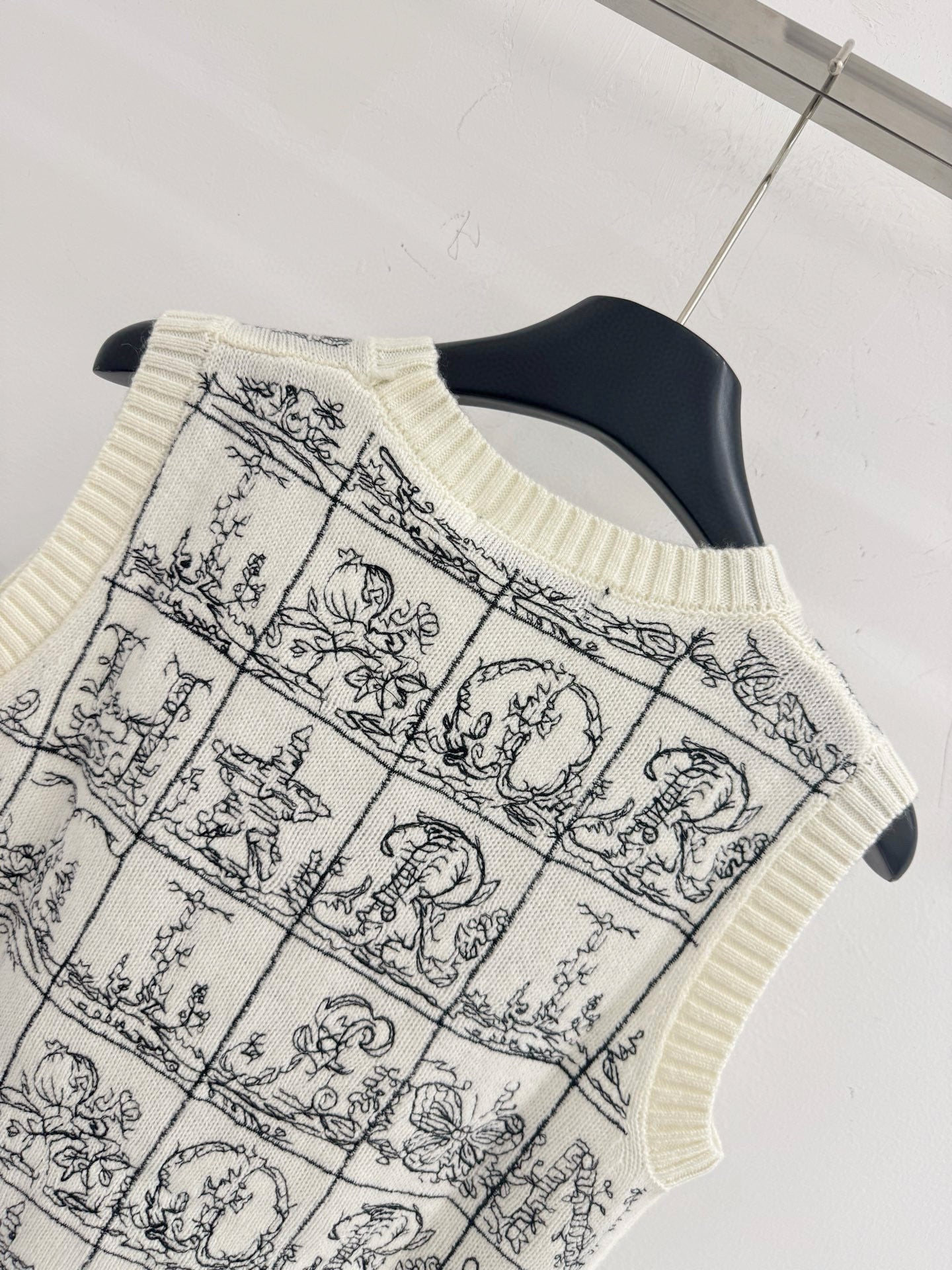 DIOR 25S SLEEVELESS VEST 609