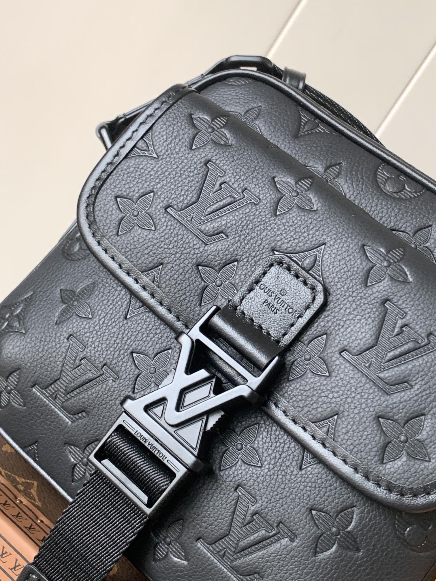 LV 25S GETAWAY MESSENGER BAG 20 IN BLACK MONOGRAM SHADOW EMBOSSED CALFSKIN