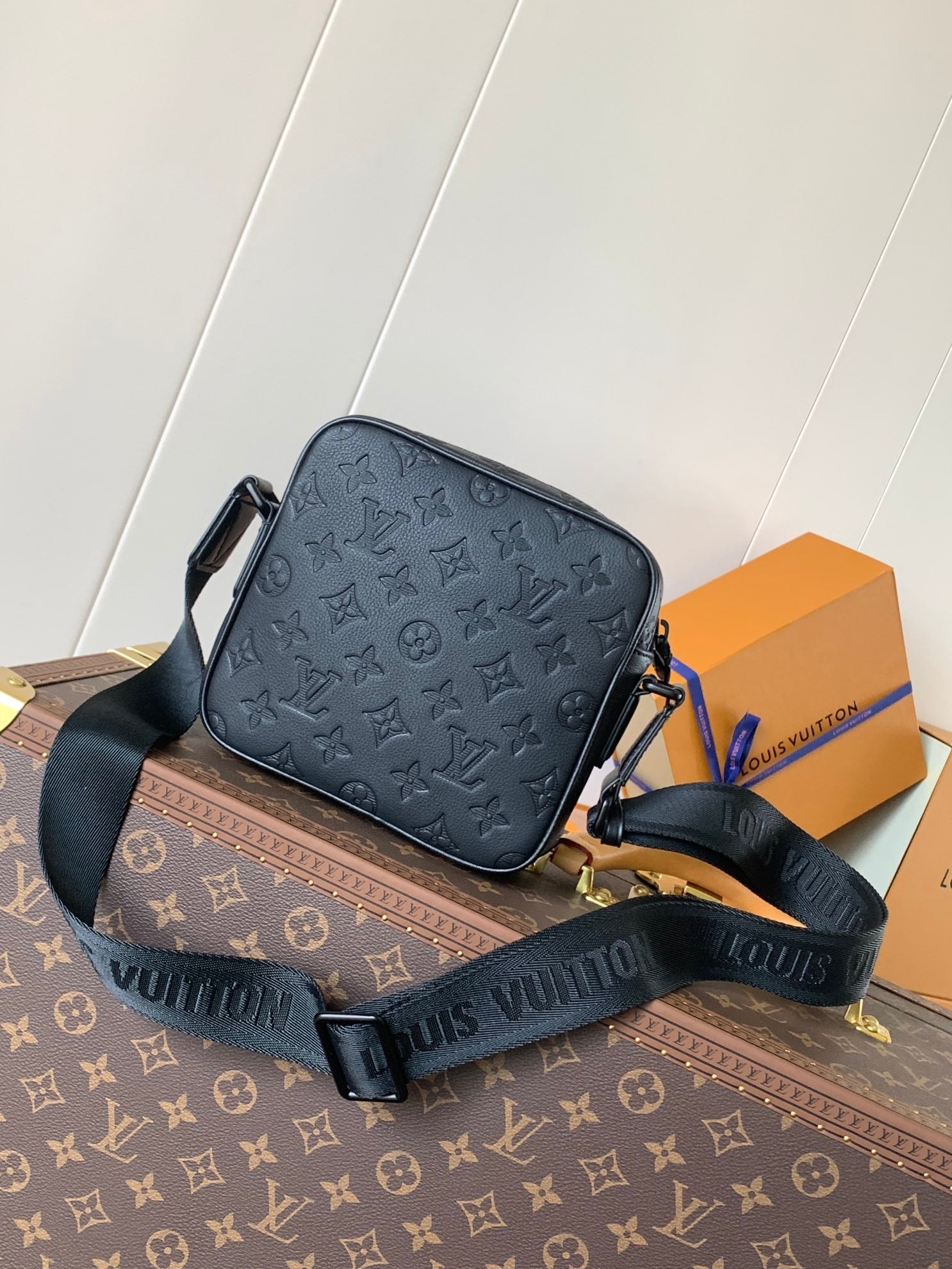 LV 25S GETAWAY MESSENGER BAG 20 IN BLACK MONOGRAM SHADOW EMBOSSED CALFSKIN