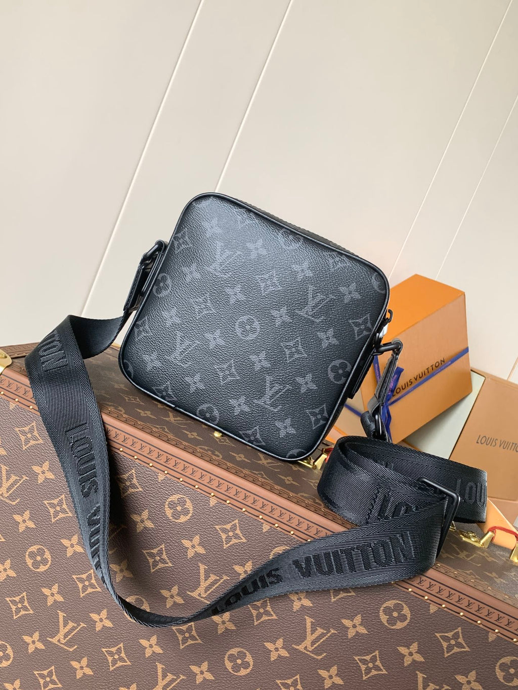 LV 25S GETAWAY MESSENGER BAG 20 IN BLACK MONOGRAM ECLIPSE CANVAS
