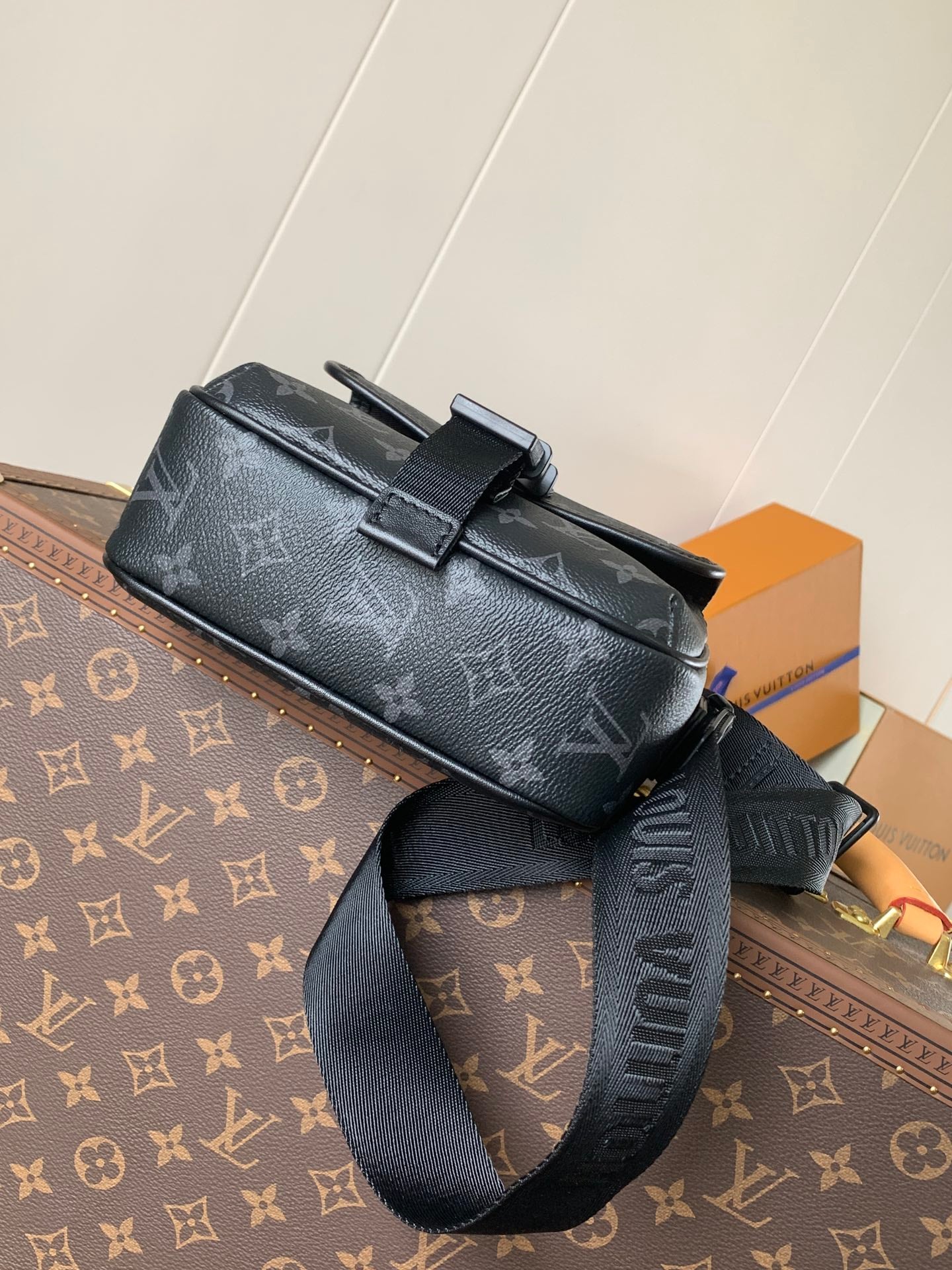 LV 25S GETAWAY MESSENGER BAG 20 IN BLACK MONOGRAM ECLIPSE CANVAS