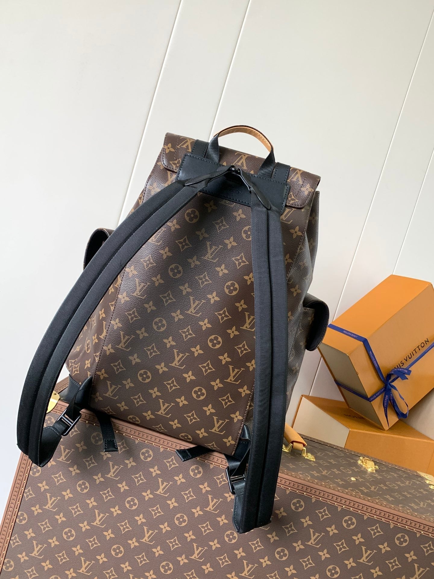 LV 25S CHRISTOPHER BACKPACK 44 IN BROWN AND BLACK CANVAS MONOGRAM