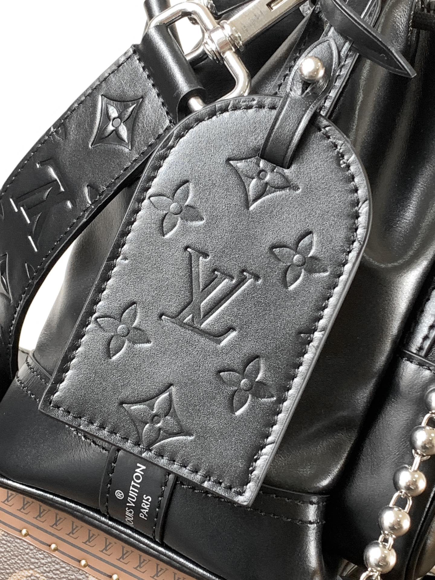 LV 25S NOÉ CARGO 24 IN BLACK GLOSSY CALFSKIN SILVER HARDWARE