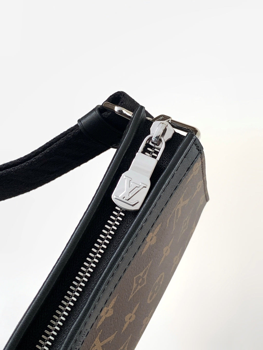 LV 25S GASTON WEARABLE WALLET 22 IN MONOGRAM MACASSAR CANVAS