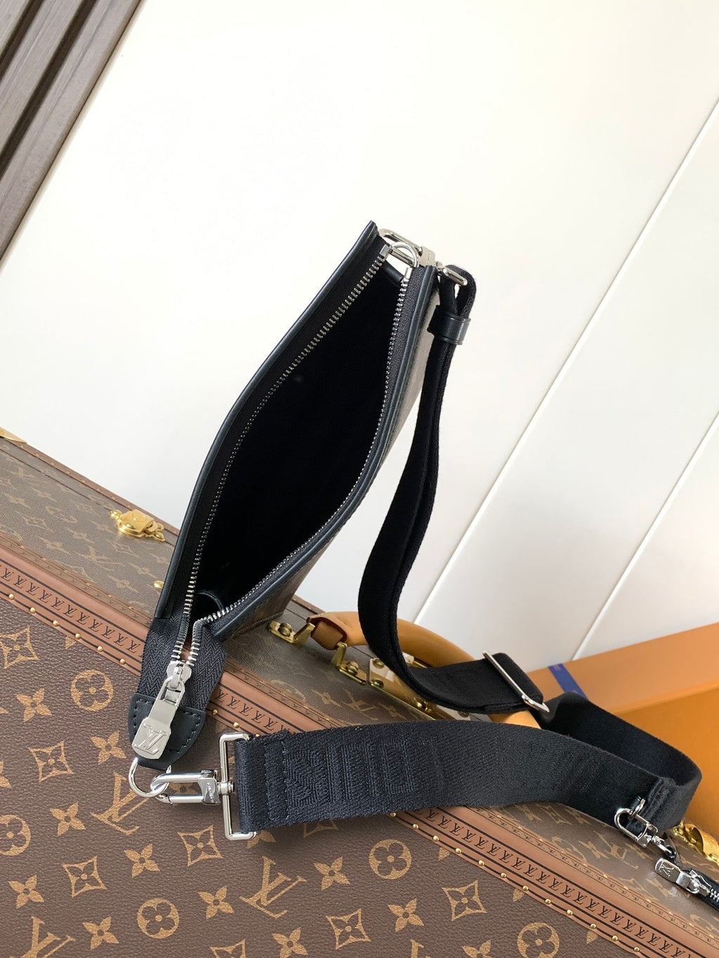 LV 25S GASTON WEARABLE WALLET 22 IN MONOGRAM MACASSAR CANVAS