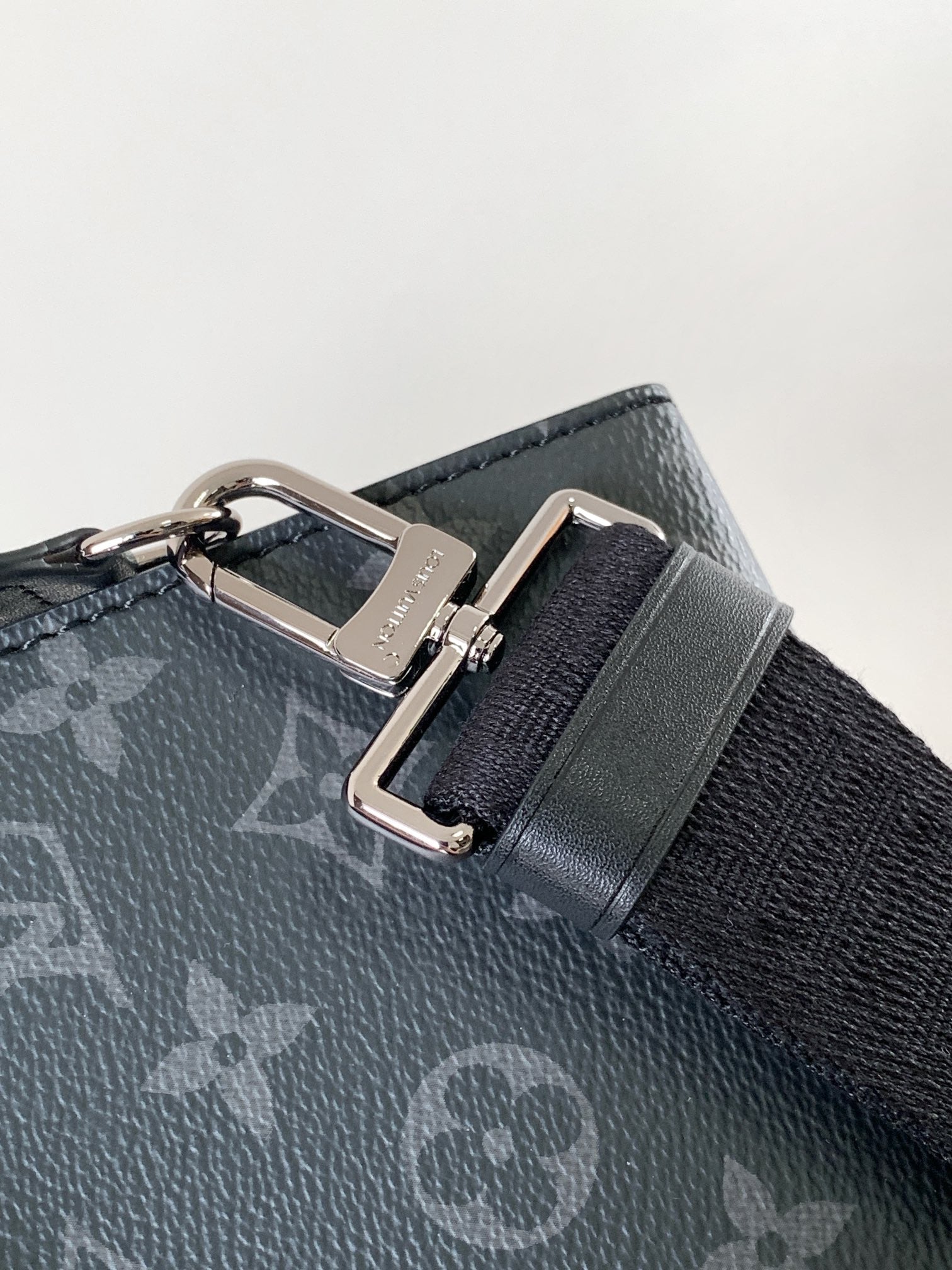 LV 25S GASTON WEARABLE WALLET 22 IN MONOGRAM ECLIPSE REVERSE CANVAS