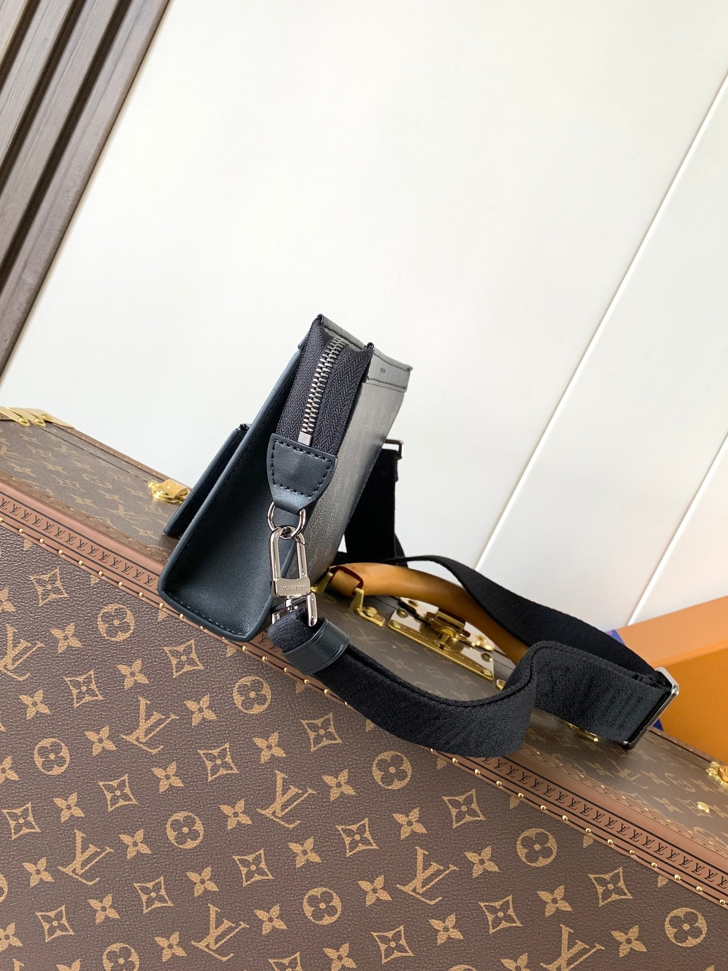 LV 25S GASTON WEARABLE WALLET 22 IN MONOGRAM ECLIPSE REVERSE CANVAS