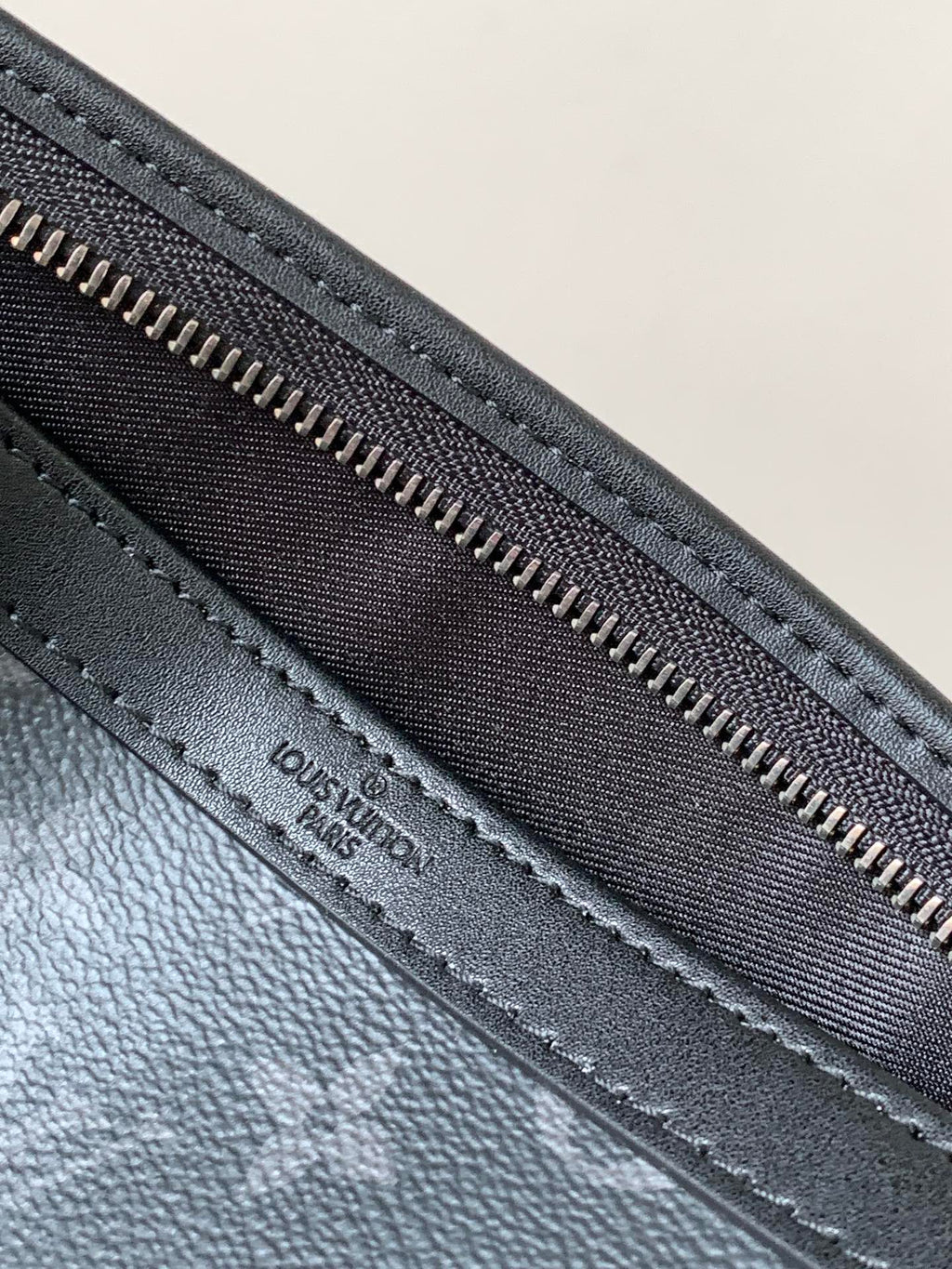 LV 25S GASTON WEARABLE WALLET 22 IN MONOGRAM ECLIPSE REVERSE CANVAS