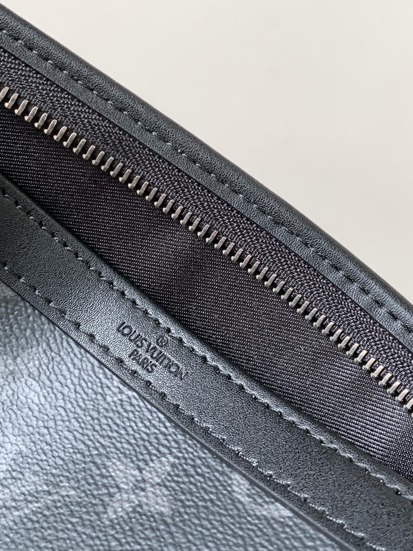 LV 25S GASTON WEARABLE WALLET 22 IN MONOGRAM ECLIPSE REVERSE CANVAS