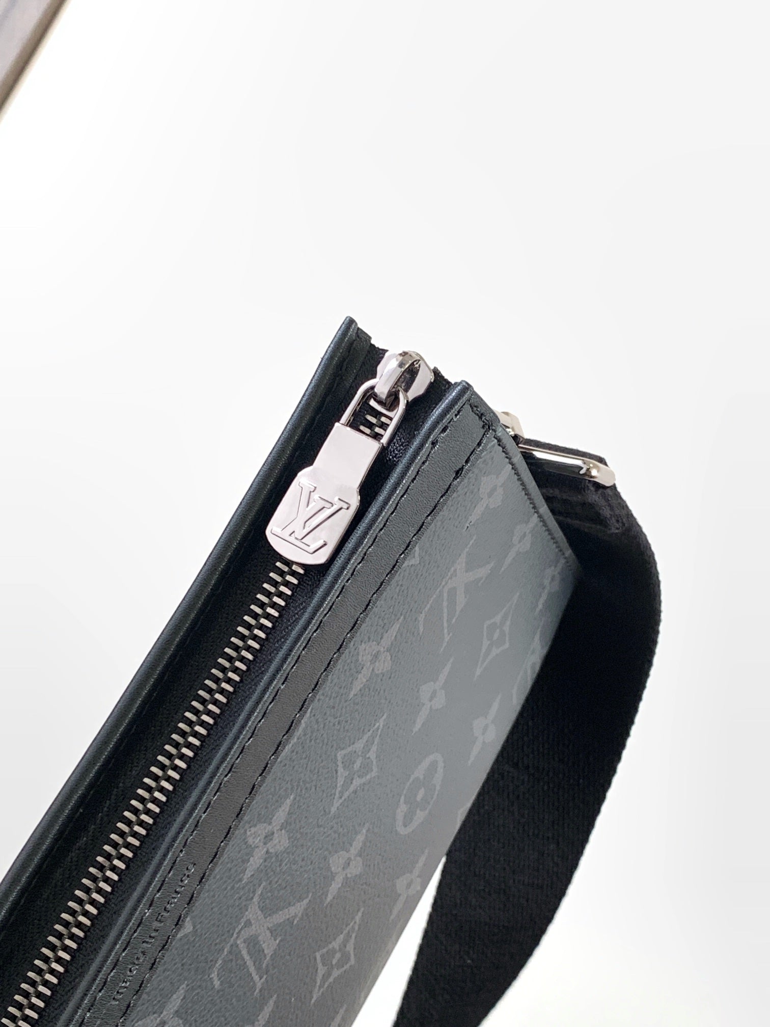 LV 25S GASTON WEARABLE WALLET 22 IN MONOGRAM ECLIPSE REVERSE CANVAS