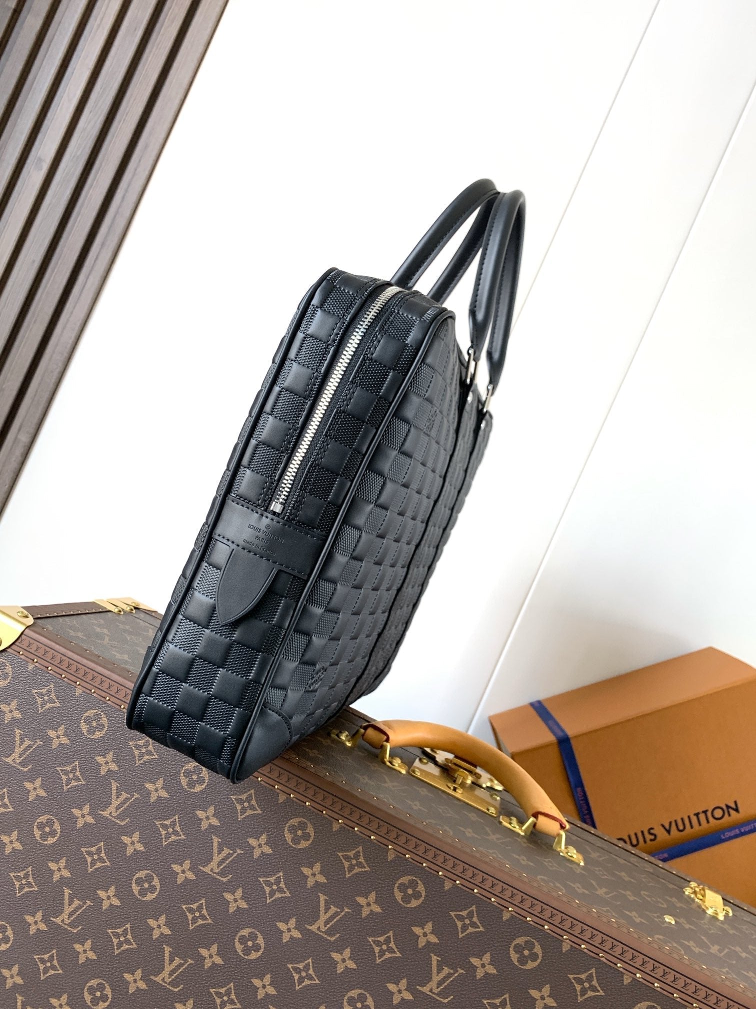 LV 25S PORTE- DOCUMENTS VOYAGE 41 IN BLACK EMBOSSED DAMIER INFINI CALFSKIN