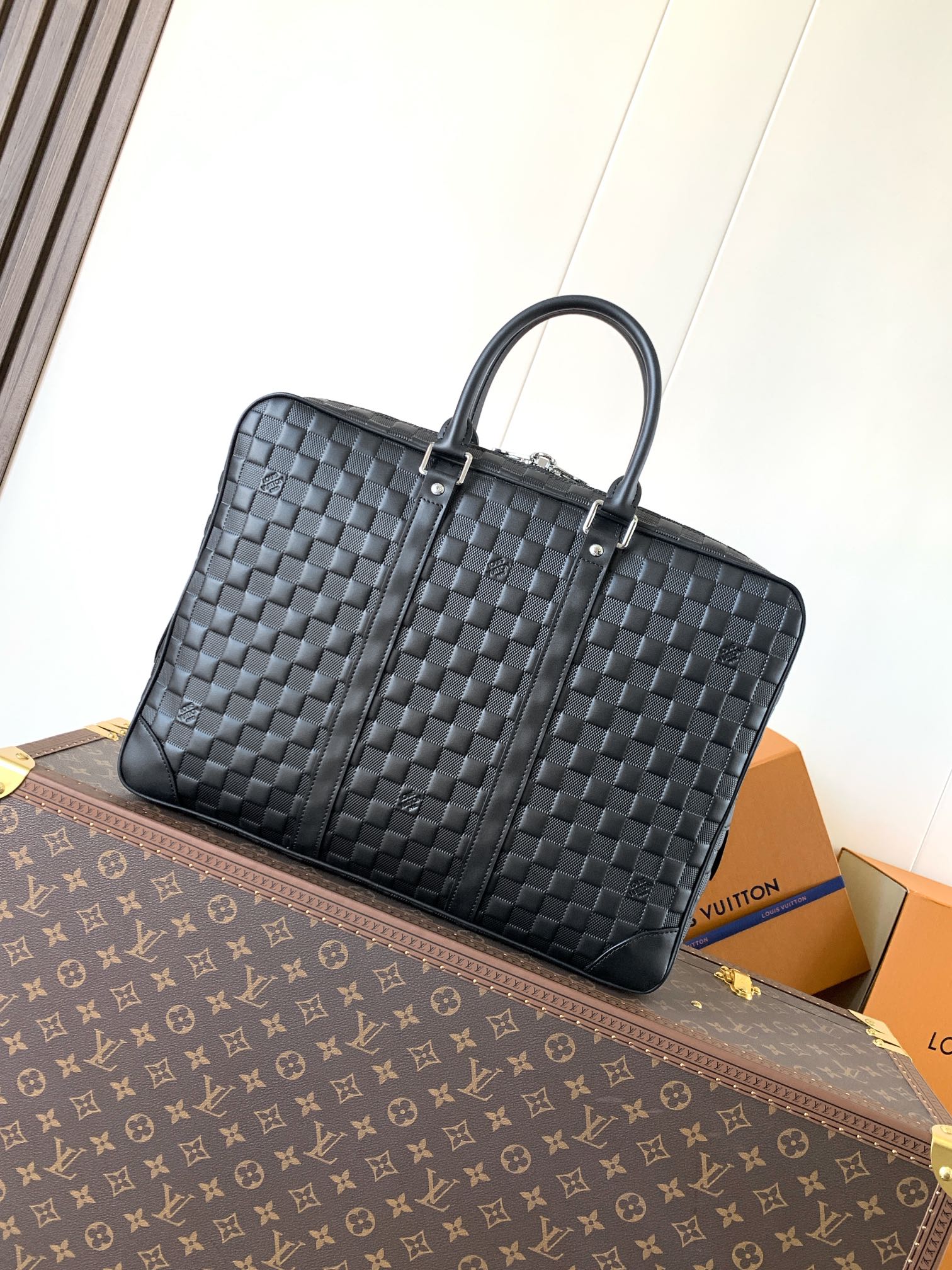 LV 25S PORTE- DOCUMENTS VOYAGE 41 IN BLACK EMBOSSED DAMIER INFINI CALFSKIN