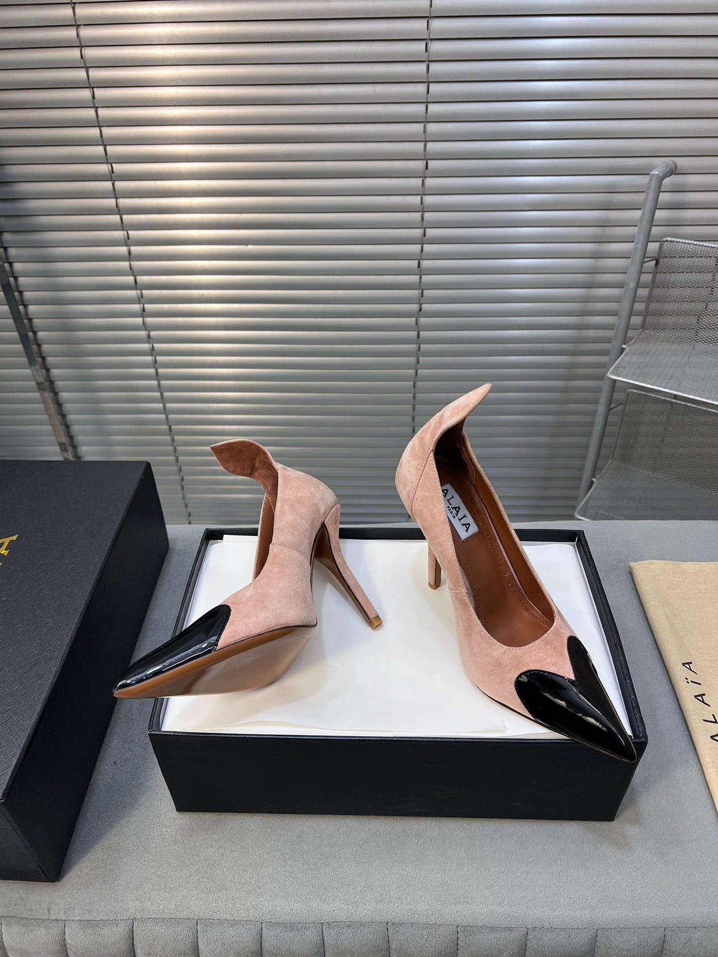 ALAIA HIGH PUMPS 10CM IN ALMOND BEIGE SUEDE MIX BLACK CALFSKIN