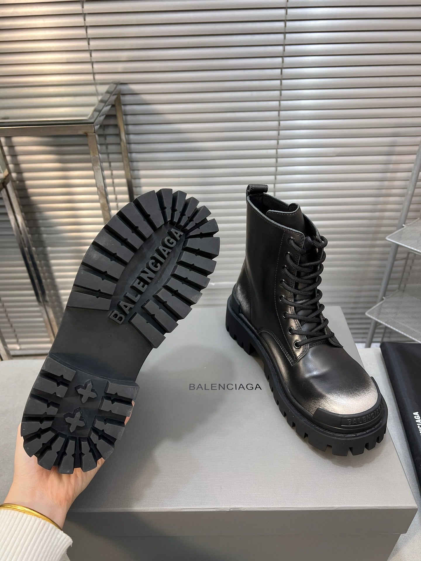 CHUNKY BOOTS IN BLACK MIX WHITE SMOOTH CALFSKIN