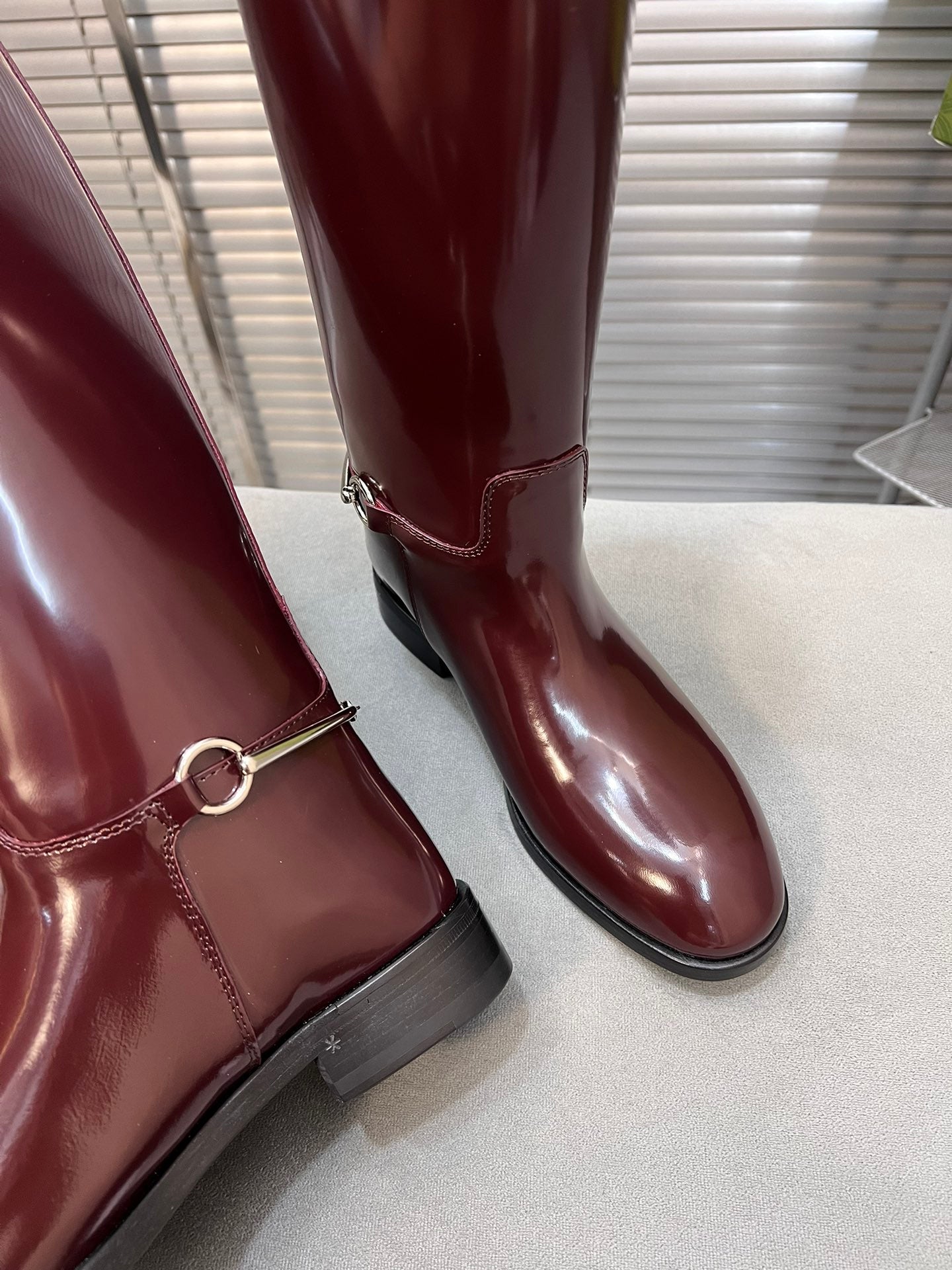 SLIM HORSEBIT KNEE BOOTS WITH WEB IN WINE RED GLOSSY CALFSKIN