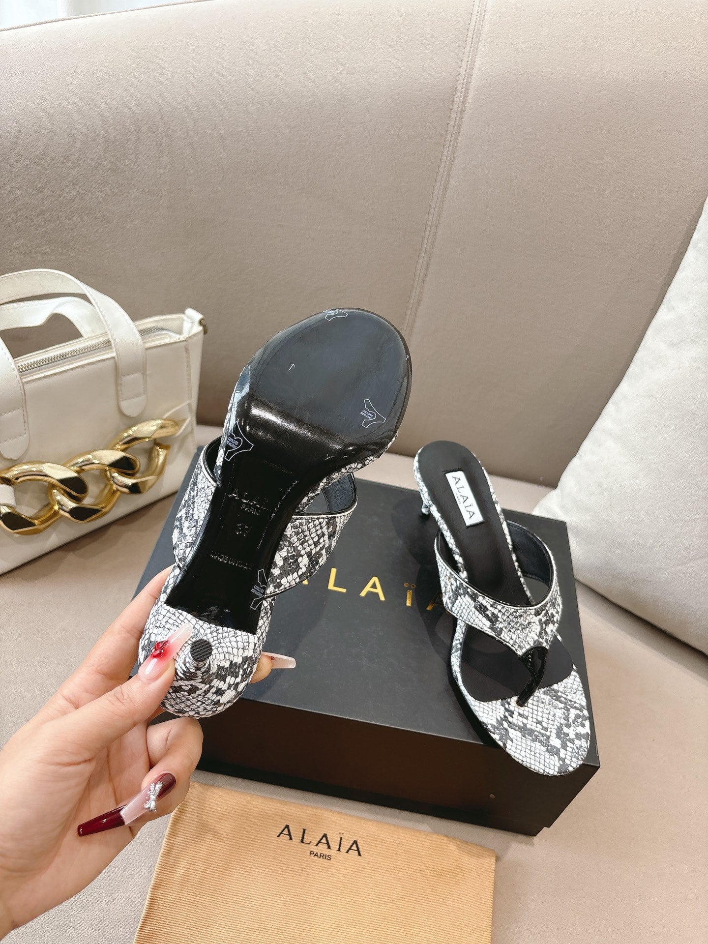 ALAIA HEELED THONG SANDALS 25S 55MM IN WHITE AND BLACK LAMBSKIN SNAKE-EMBOSSED