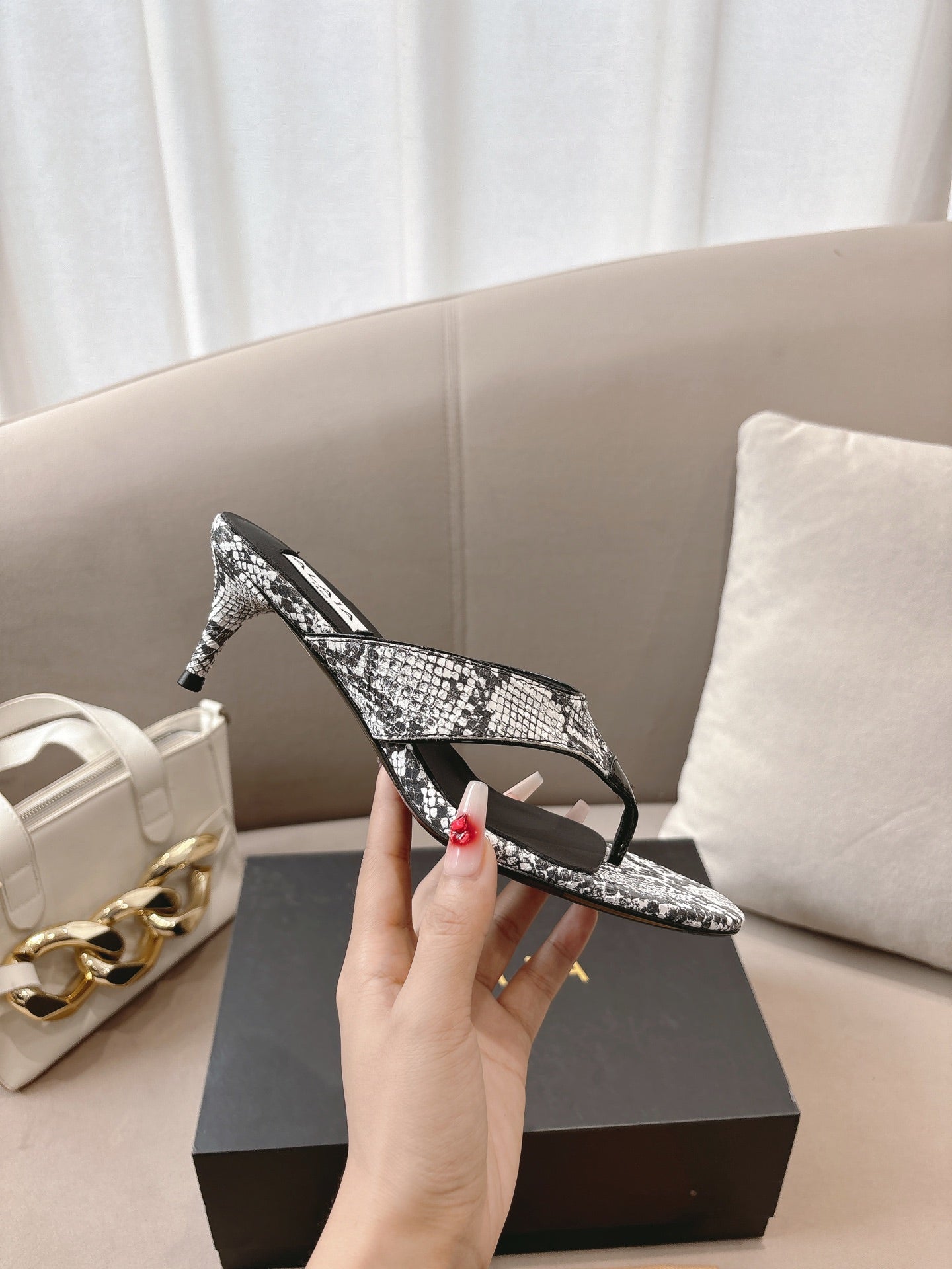 ALAIA HEELED THONG SANDALS 25S 55MM IN WHITE AND BLACK LAMBSKIN SNAKE-EMBOSSED