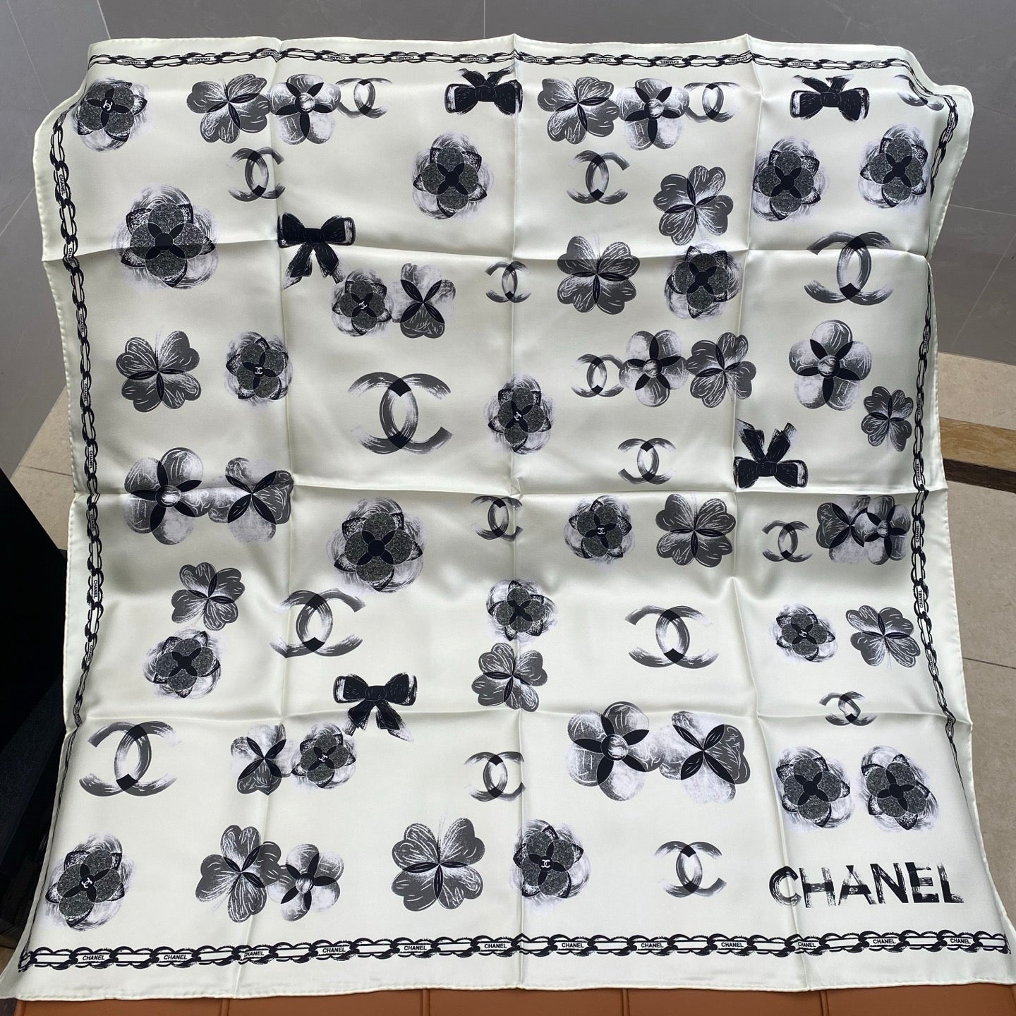 CHANEL 25S SCARF 90 IN SILK 703654