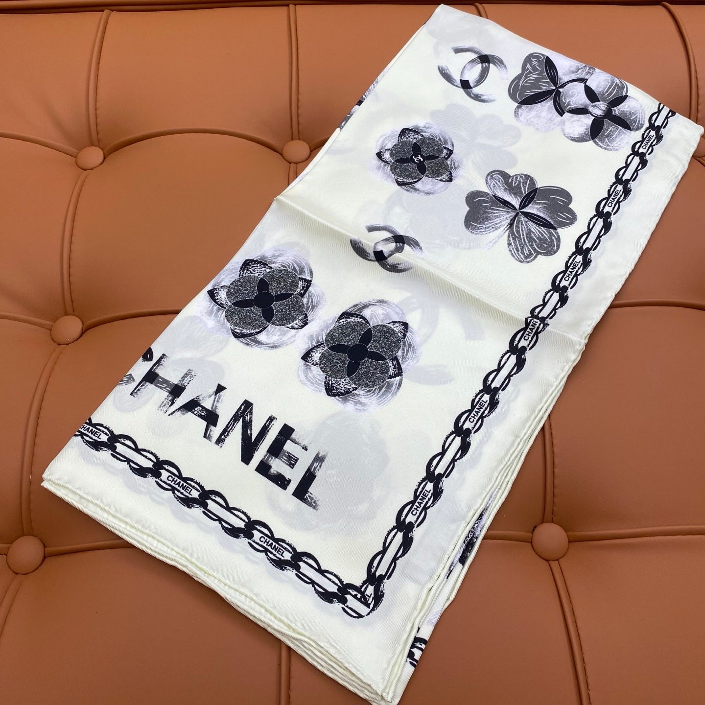 CHANEL 25S SCARF 90 IN SILK 703654