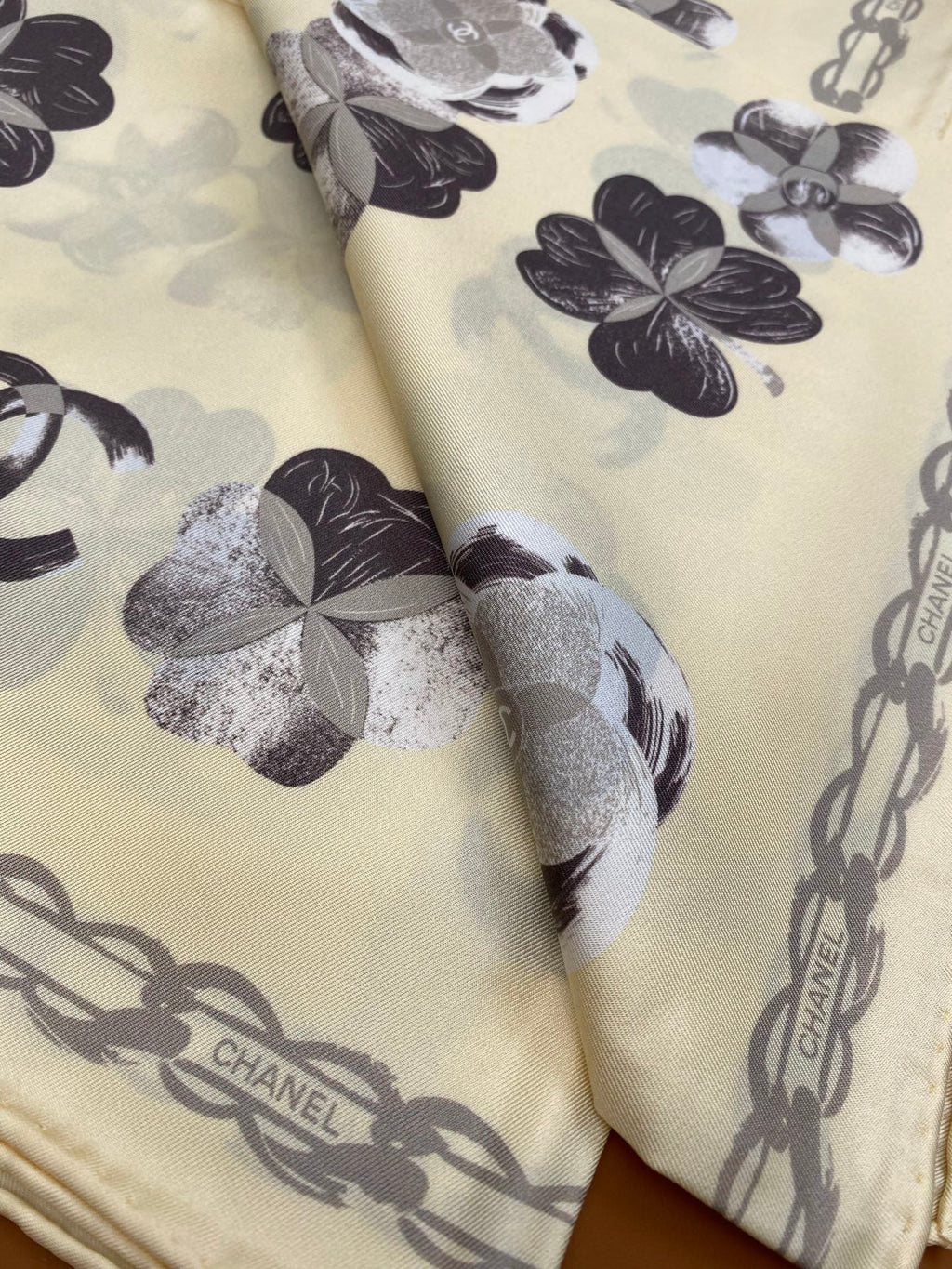 CHANEL 25S SCARF 90 IN SILK 703655