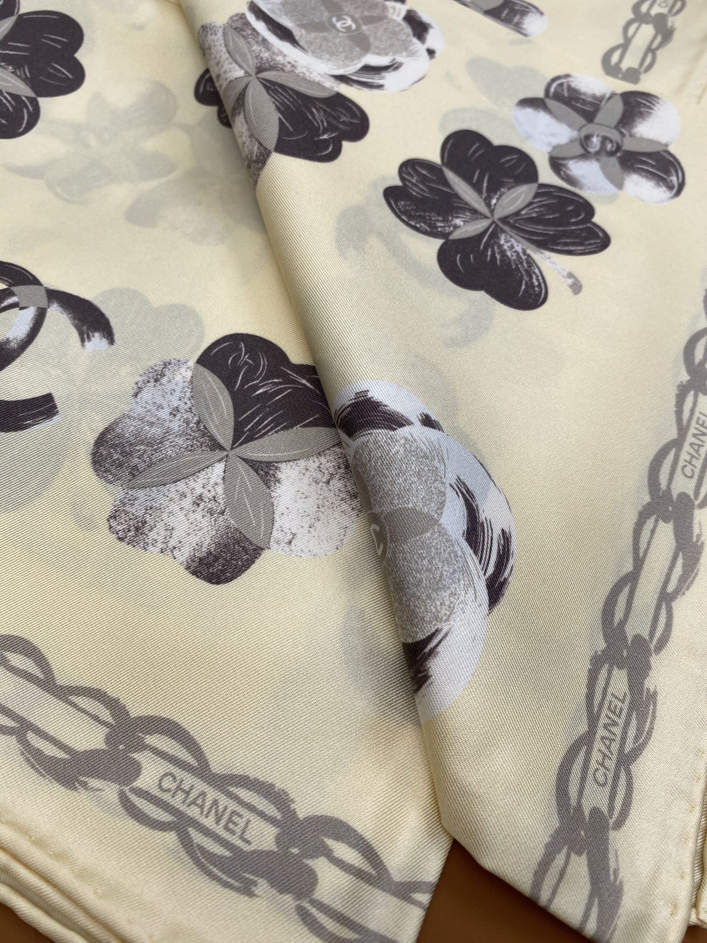 CHANEL 25S SCARF 90 IN SILK 703655