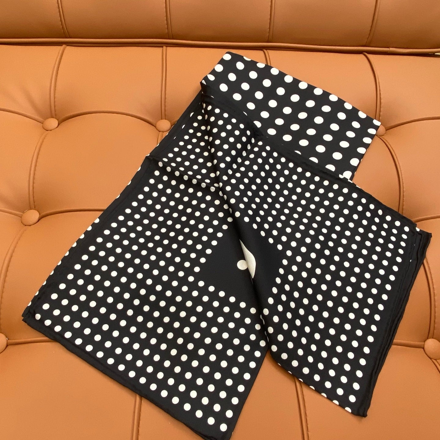 CHANEL 25S SCARF 90 IN SILK 703690