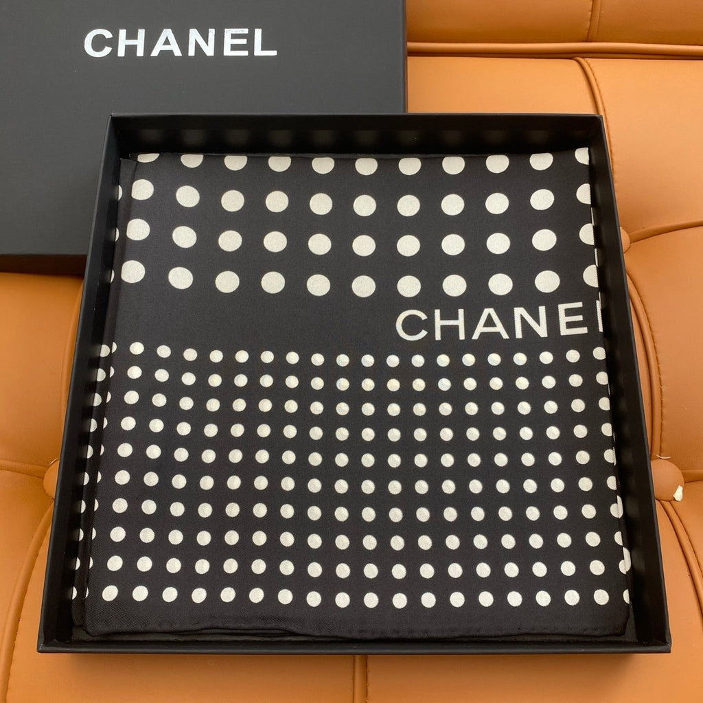 CHANEL 25S SCARF 90 IN SILK 703690