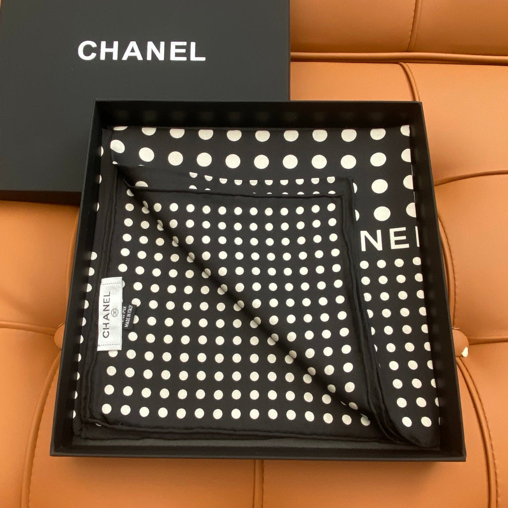 CHANEL 25S SCARF 90 IN SILK 703690