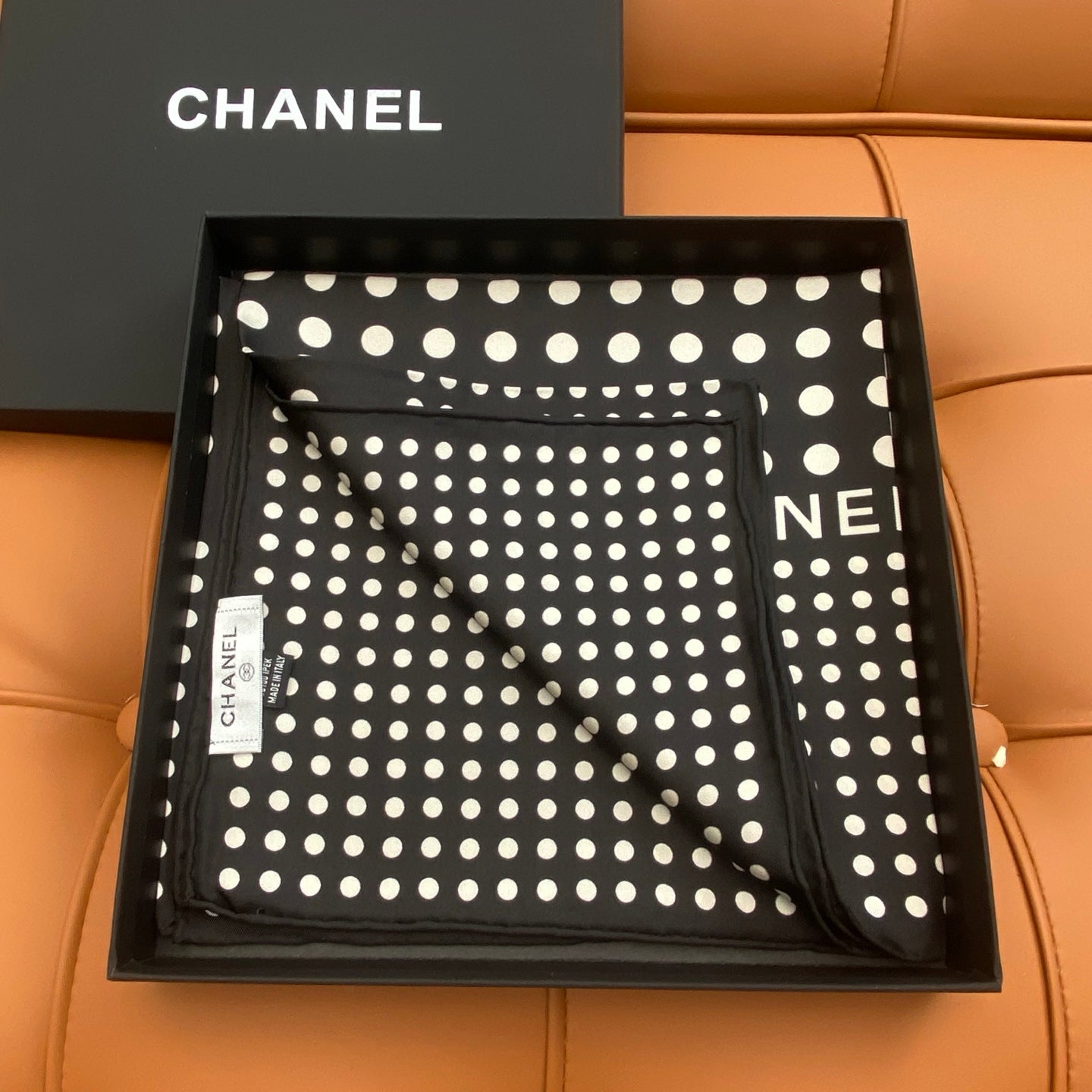 CHANEL 25S SCARF 90 IN SILK 703690