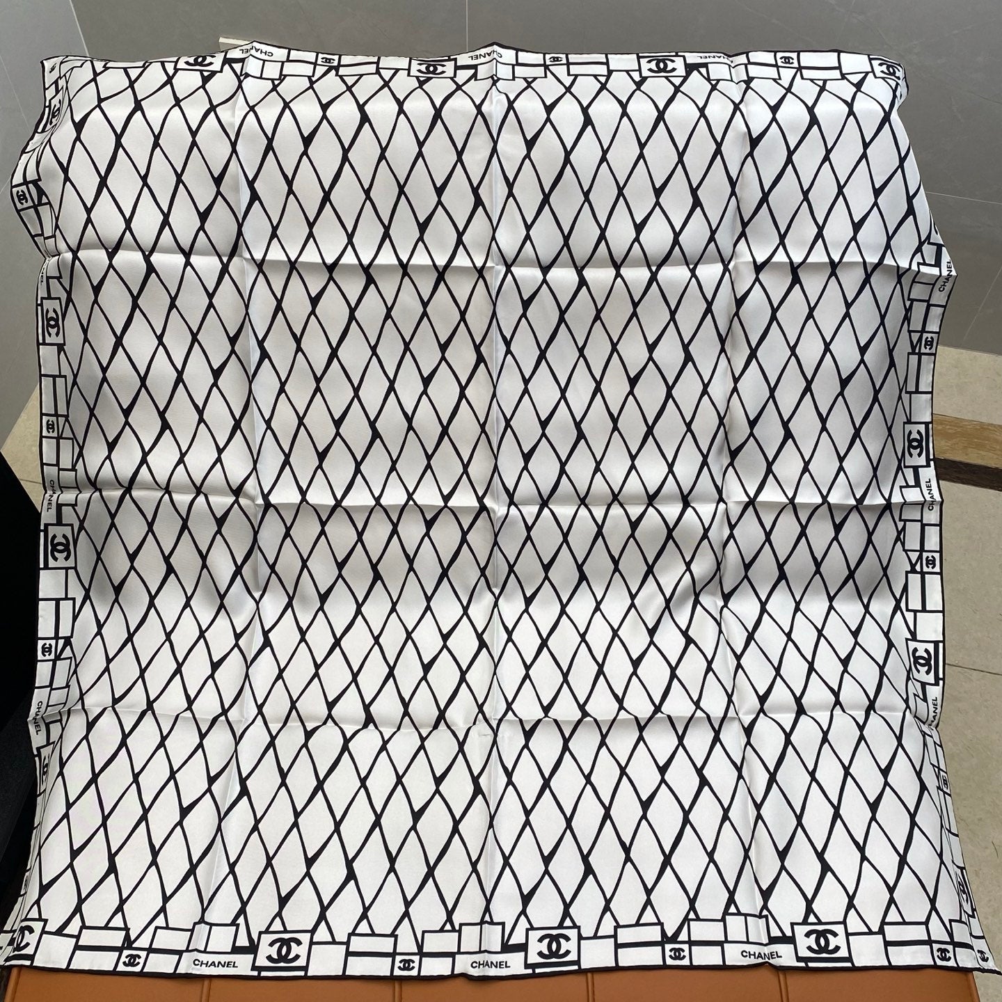 CHANEL 25S SCARF 90 IN SILK 703694