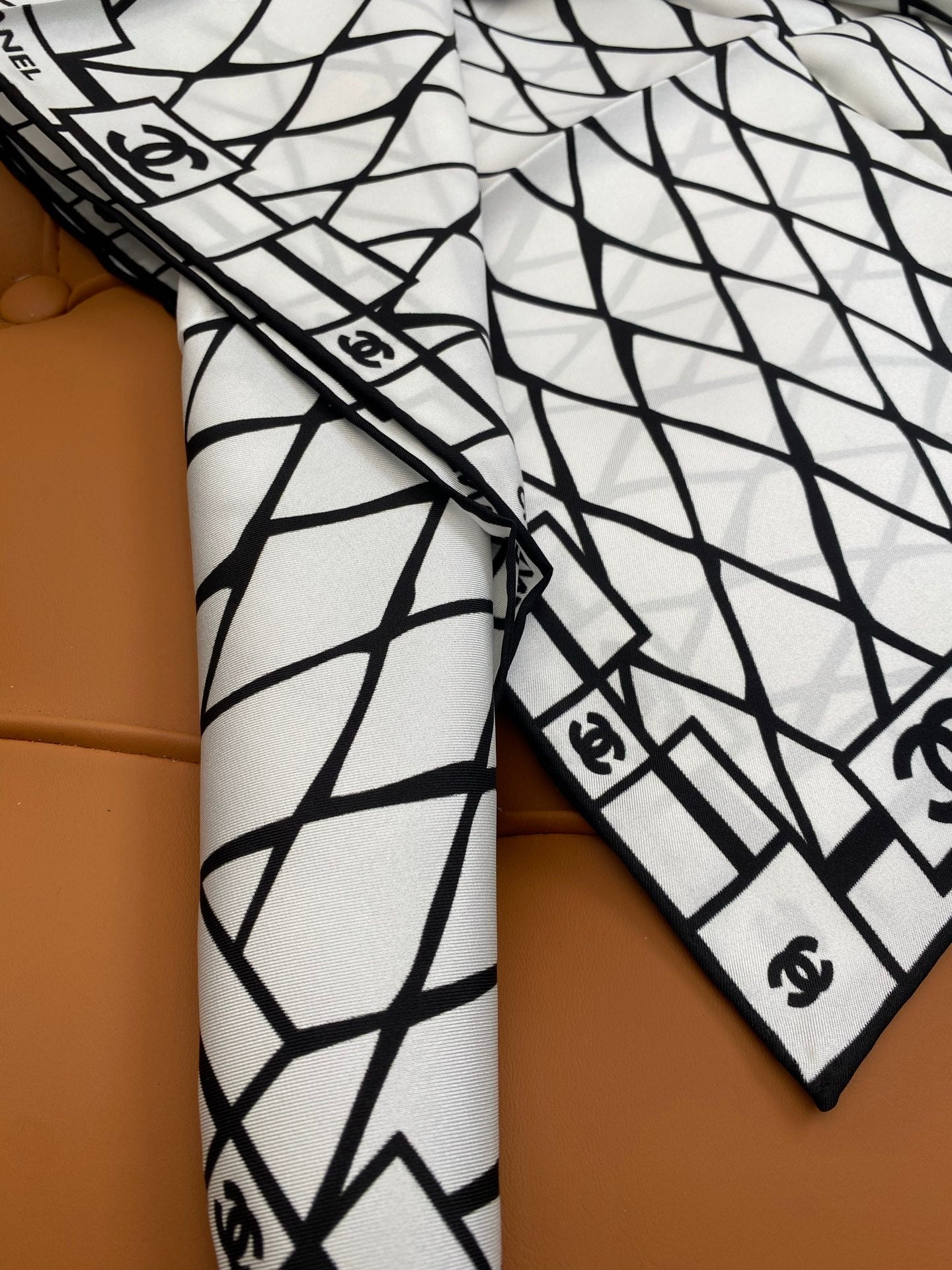 CHANEL 25S SCARF 90 IN SILK 703694