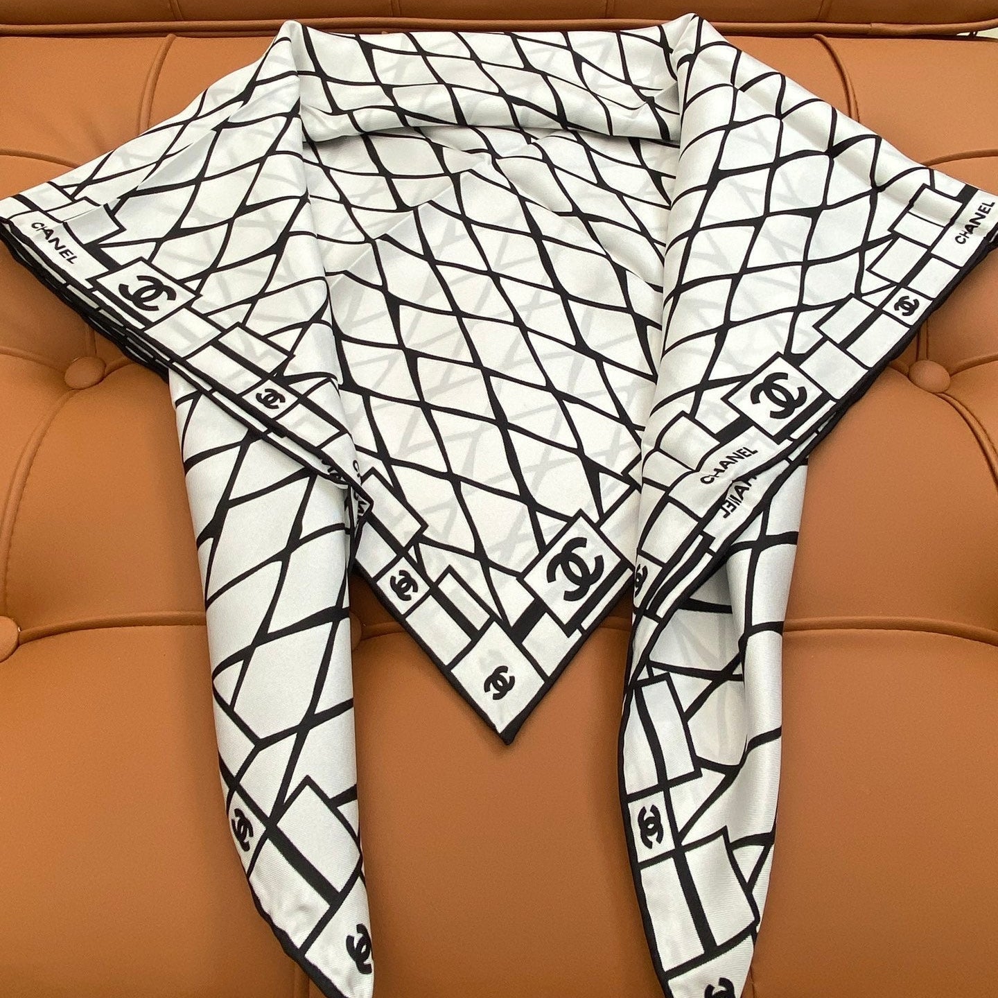 CHANEL 25S SCARF 90 IN SILK 703694