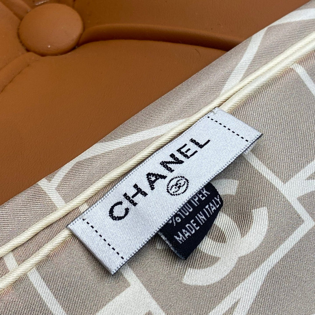 CHANEL 25S SCARF 90 IN SILK 703693