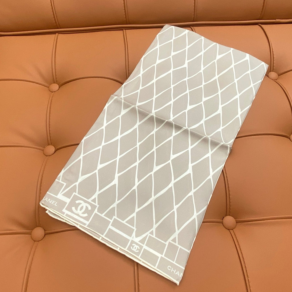 CHANEL 25S SCARF 90 IN SILK 703693