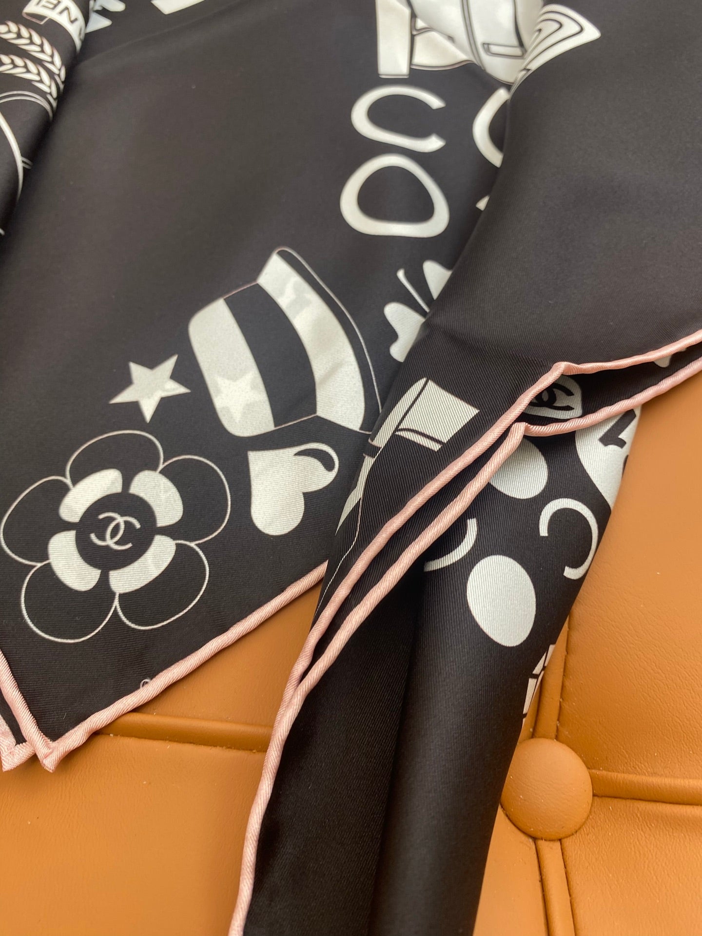 CHANEL 25S SCARF 90 IN SILK 703696